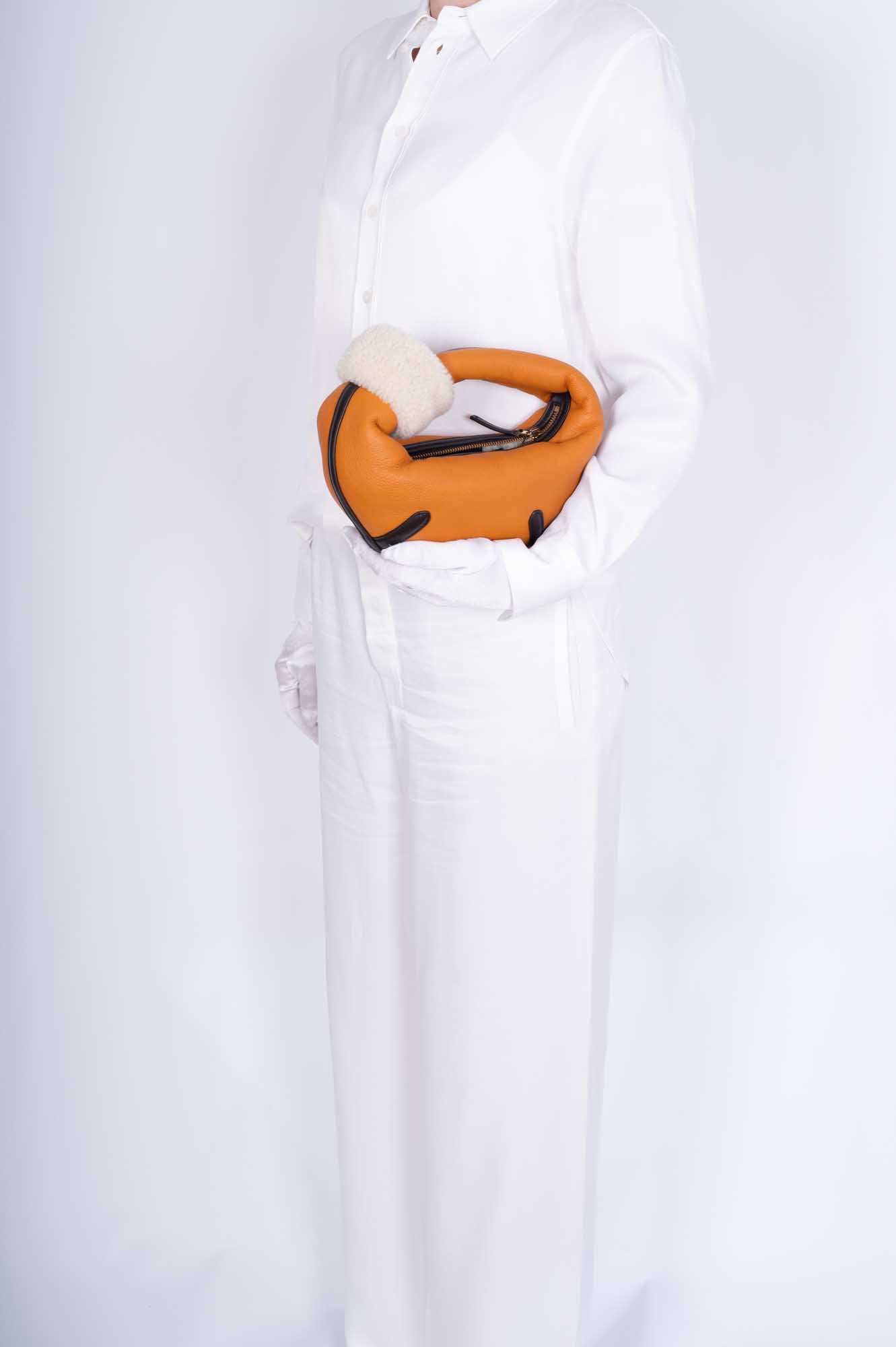 BOTTEGA VENETA Mini Jodie in Honey Calfskin Shearling Aviator、mySite、garminoutage.com