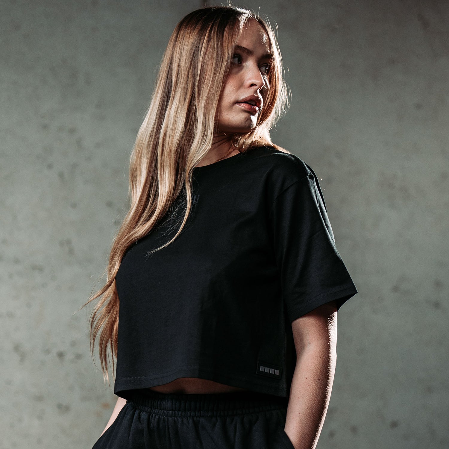 WOMEN'S TONAL CROPPED OVERSIZED TEE