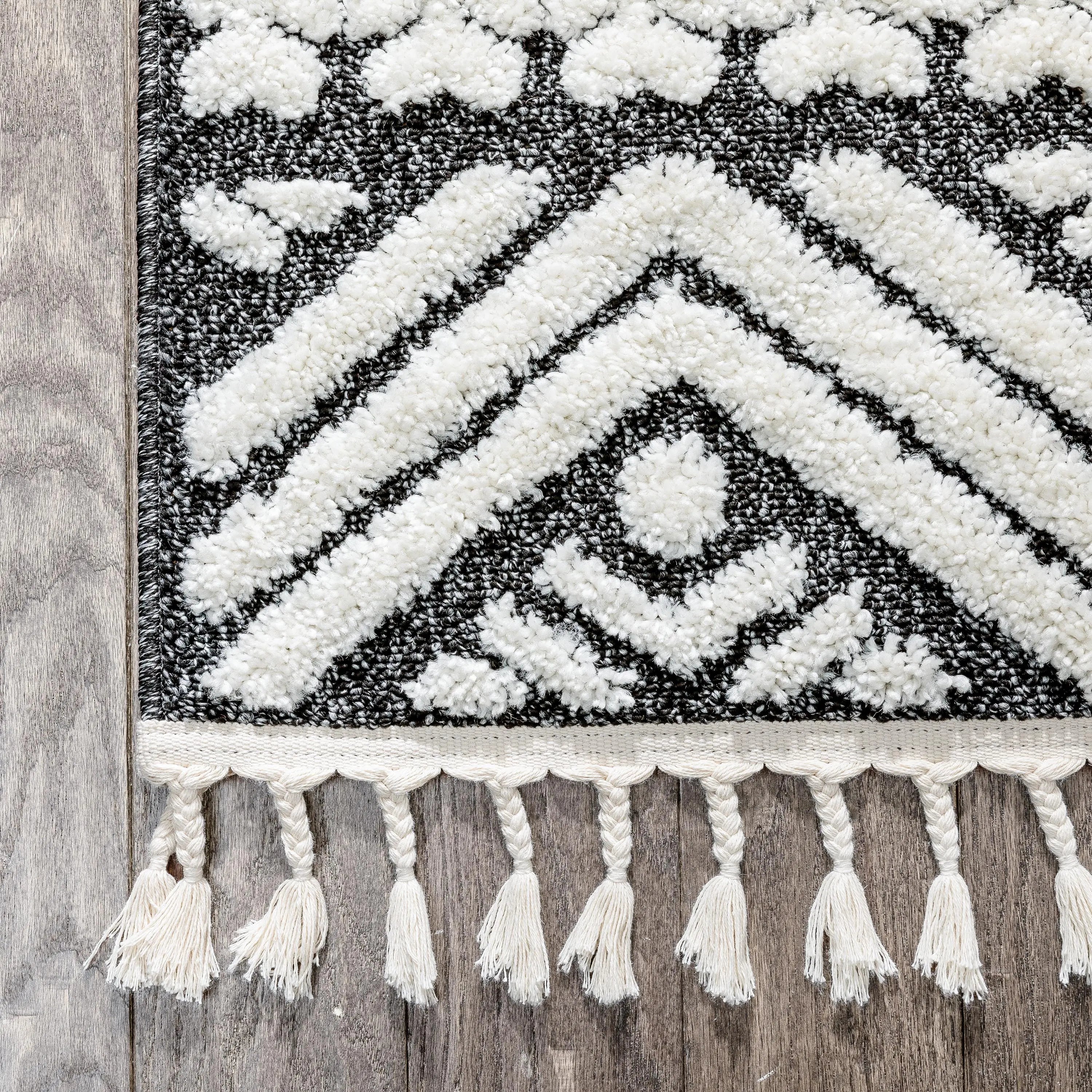 Eliana Tribal Geometric Chevron pattern Dark Grey White High-Low Textured Rug、mySite、gigharbornorthrealestate