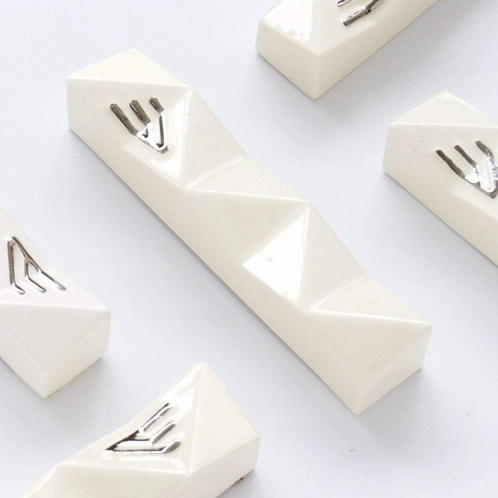 Modern Geometric Mezuzah - White and Silver、mySite、topwebapps