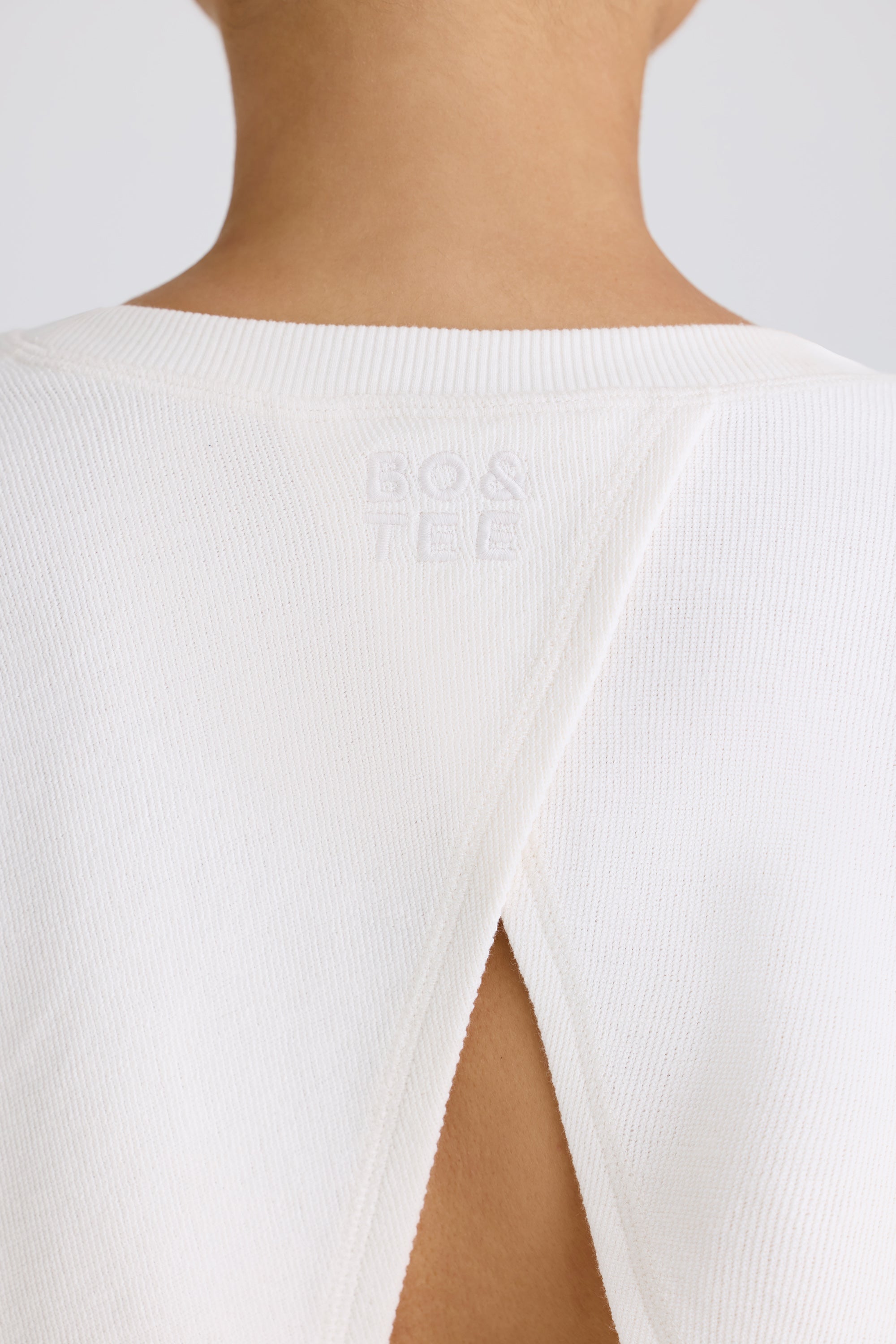 Crew-Neck Open-Back Cropped Sweatshirt in White、mySite、solidvoid