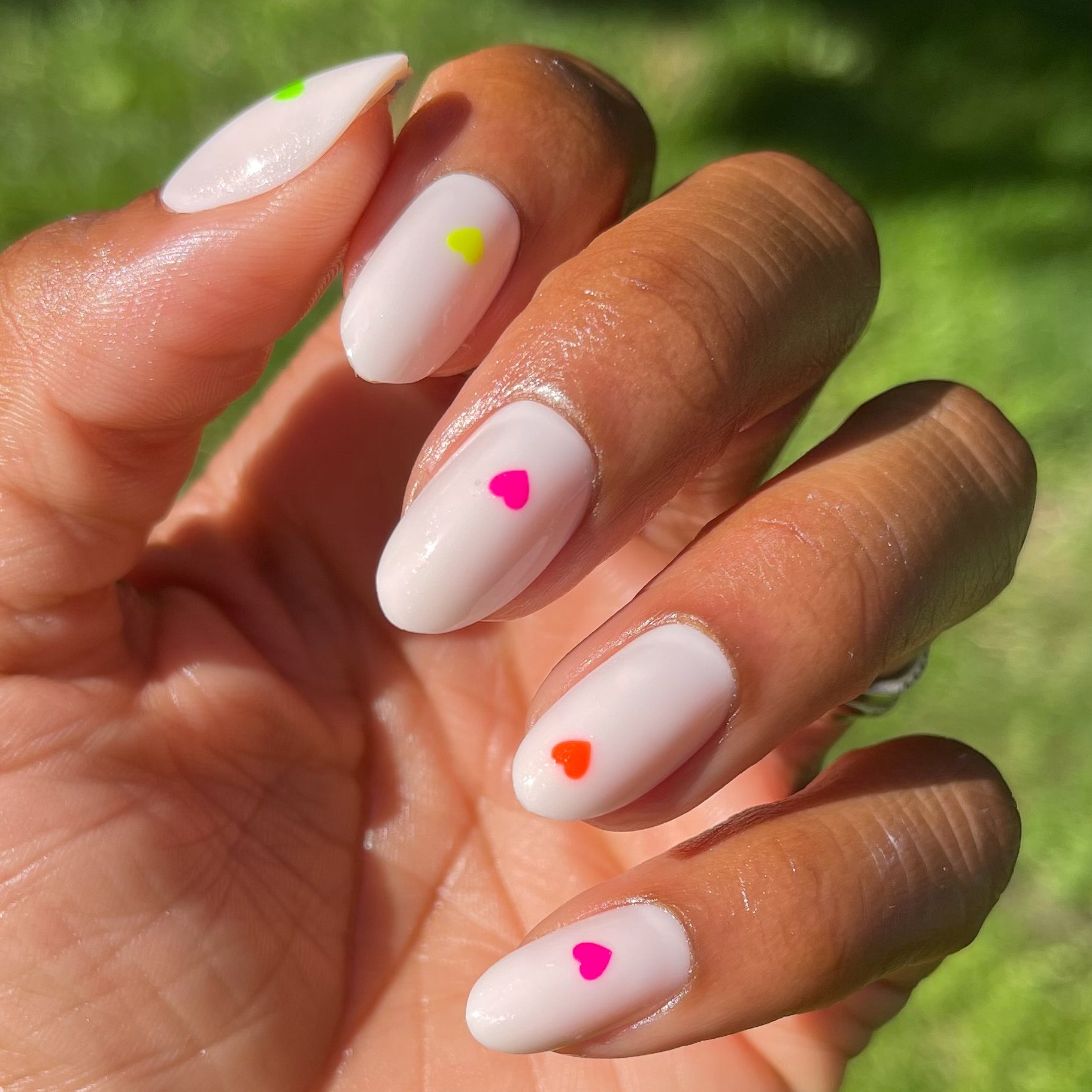 Neon Hearts | Oval | Medium - Press-On Part of Set、mySite、solidvoid