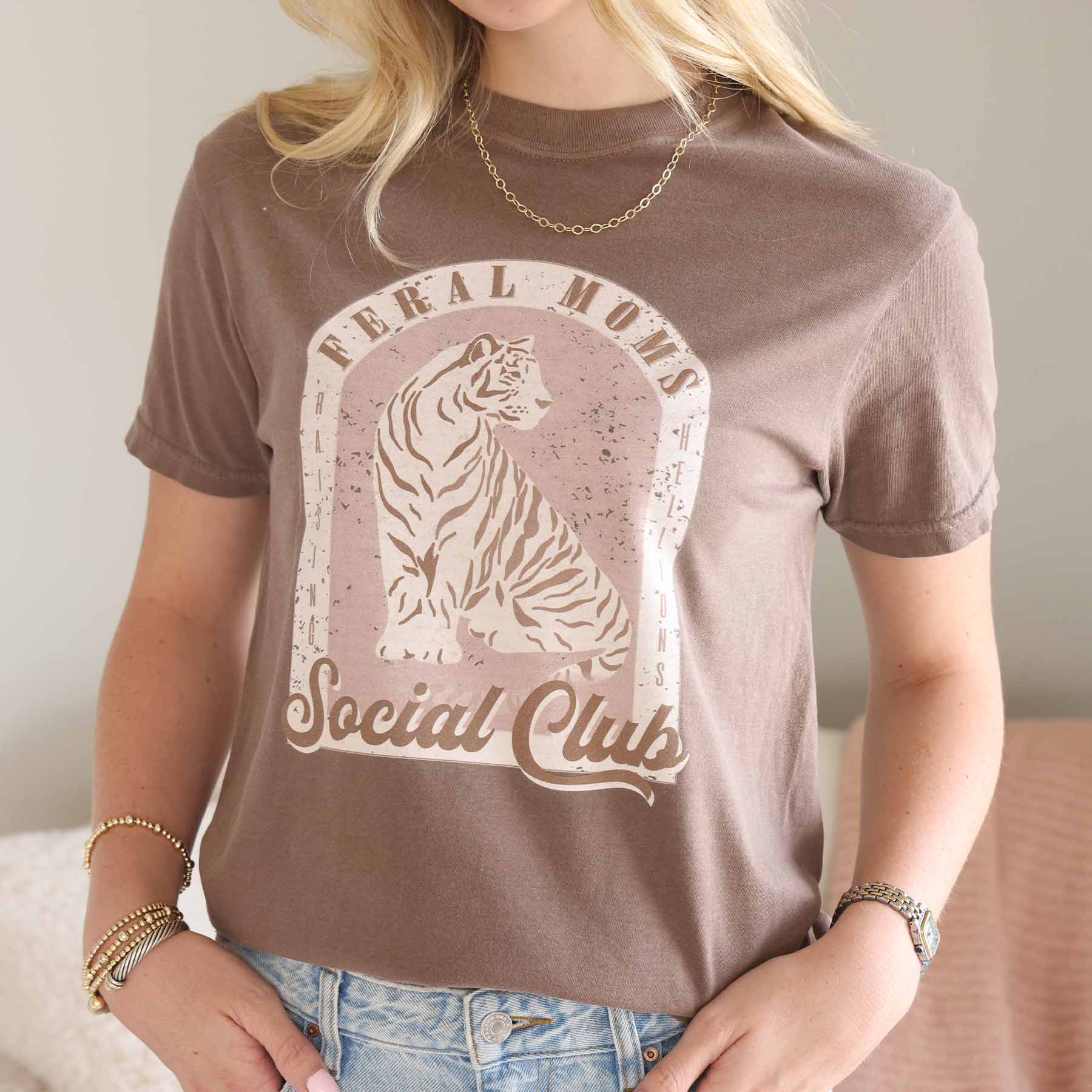  Feral Moms Club Graphic Tee | Espresso、mySite、layawaytickets