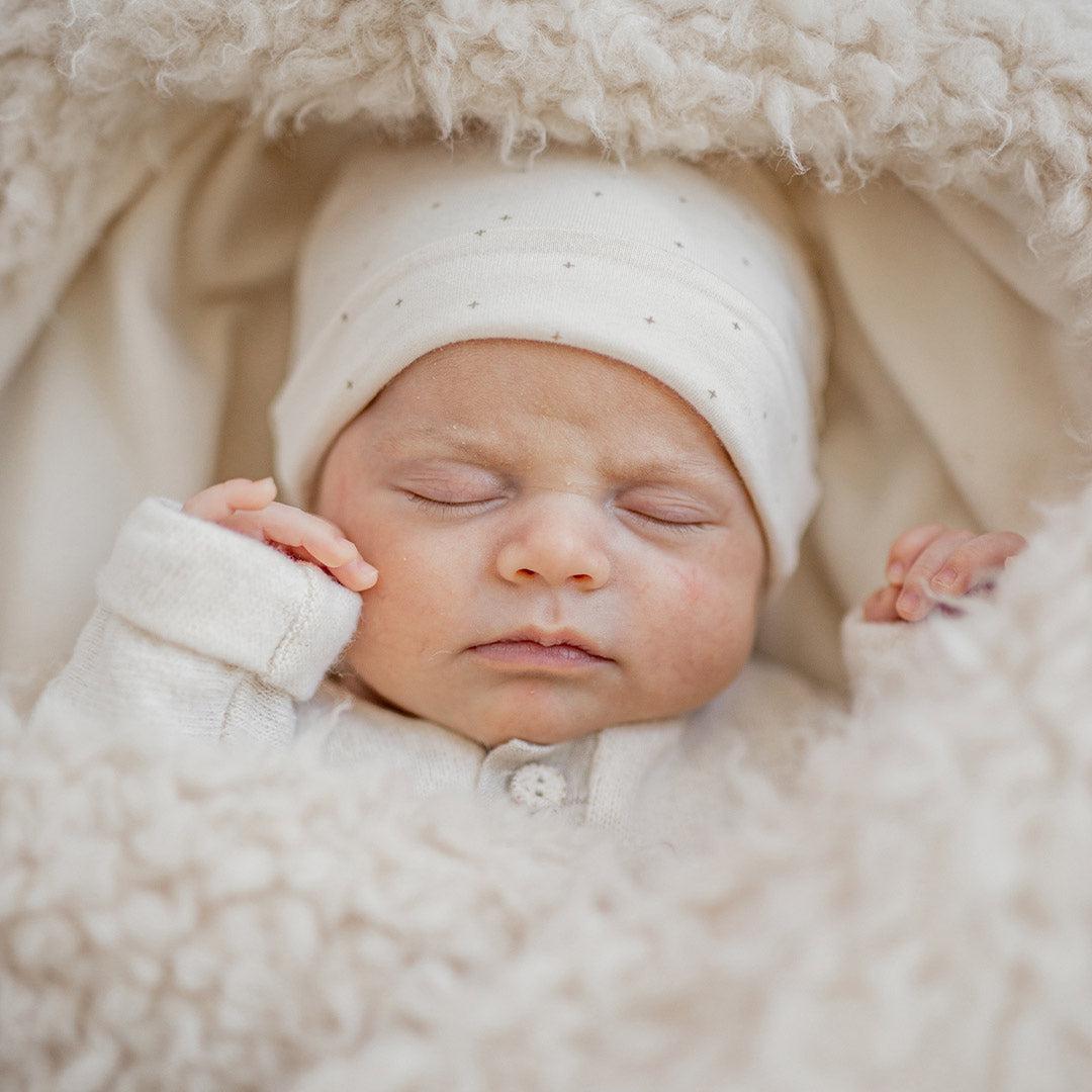  1+ in the family Elsa Beanie - Ecru、mySite、merchandisen