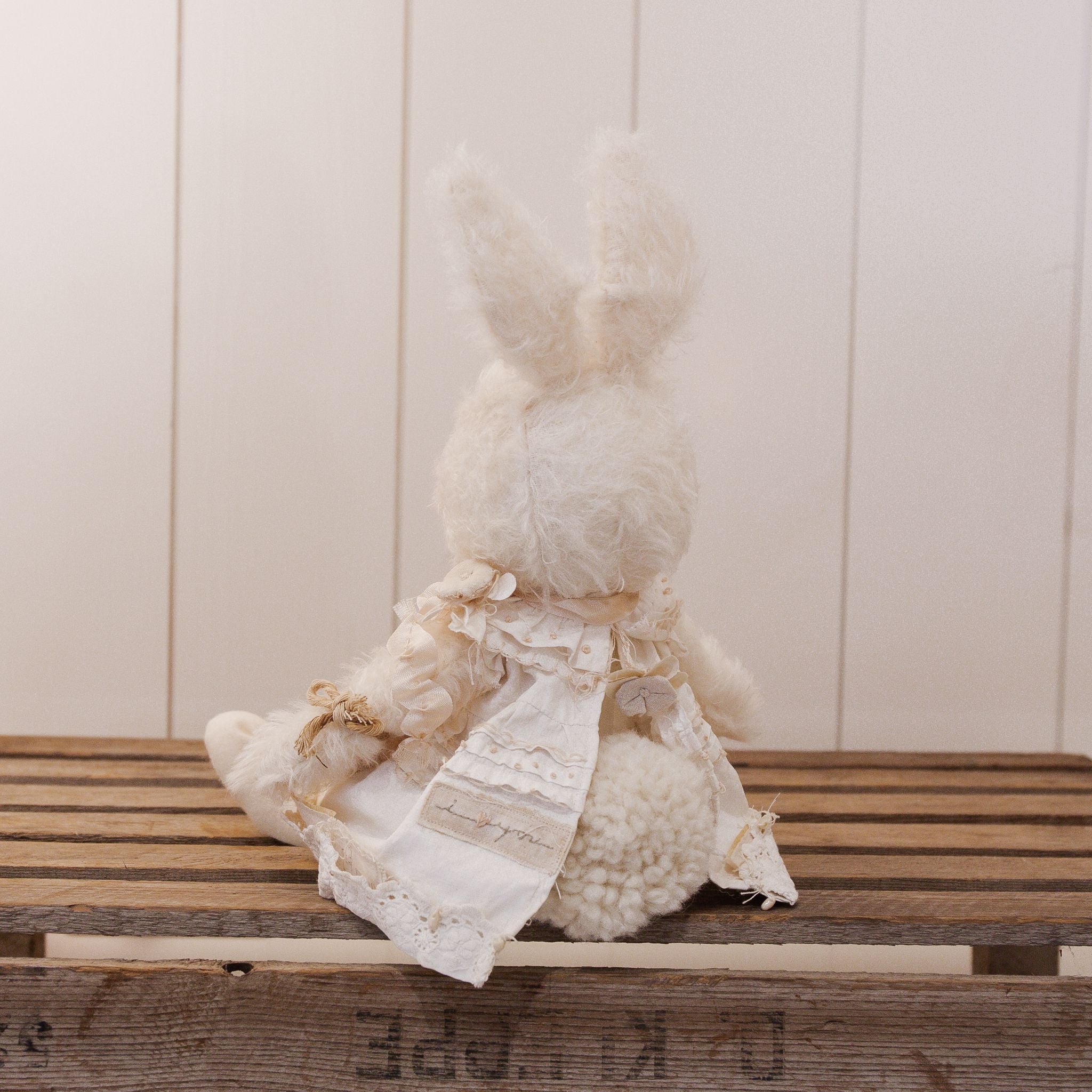 RETIRED - Hutch Studio - Lovely Love Note - Hand-Crafted Curly Mohair Cream Bunny、mySite、g9winljtr