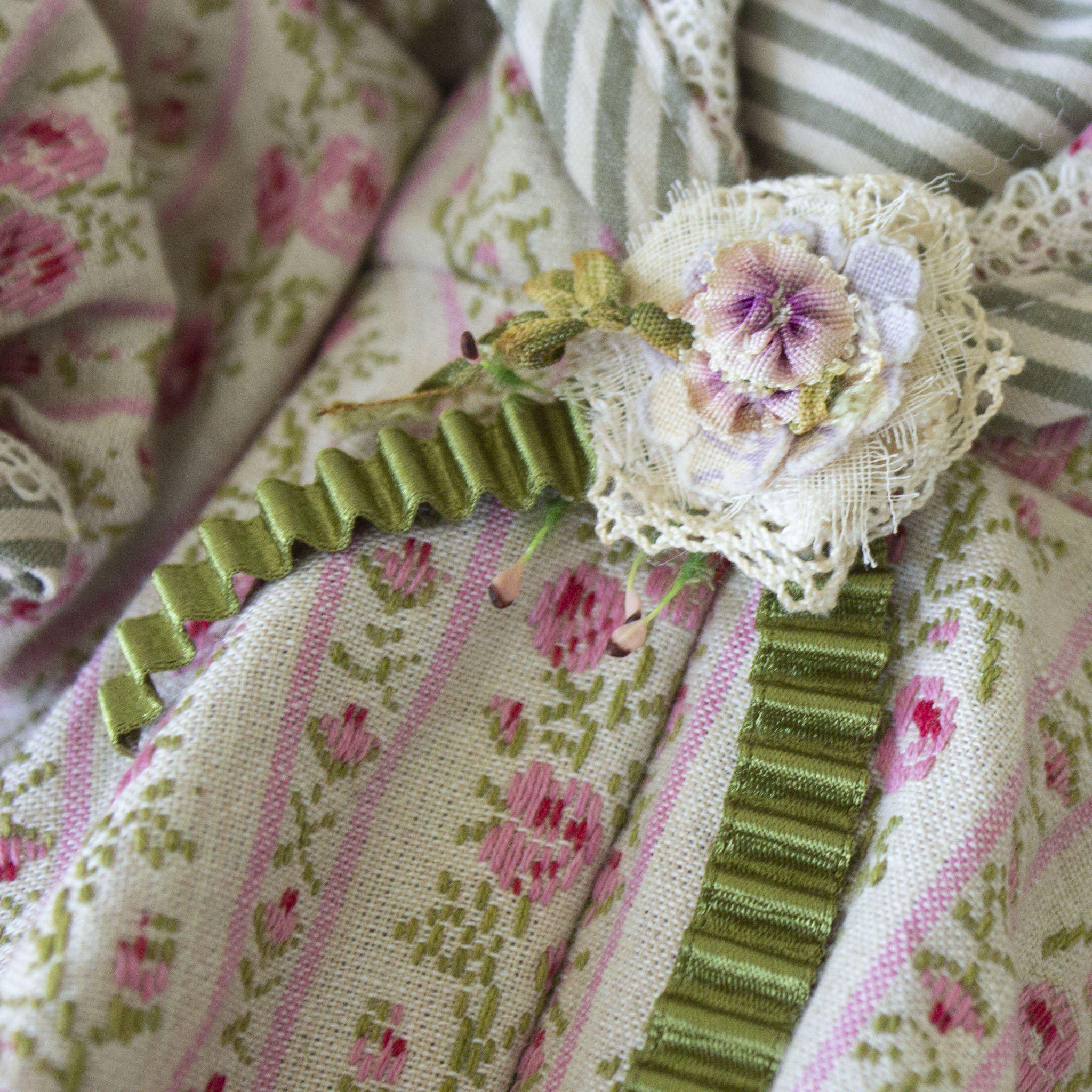 RETIRED - Hutch Studio - Rose Trellis - One Of A Kind Bunny、mySite、g9winljtr