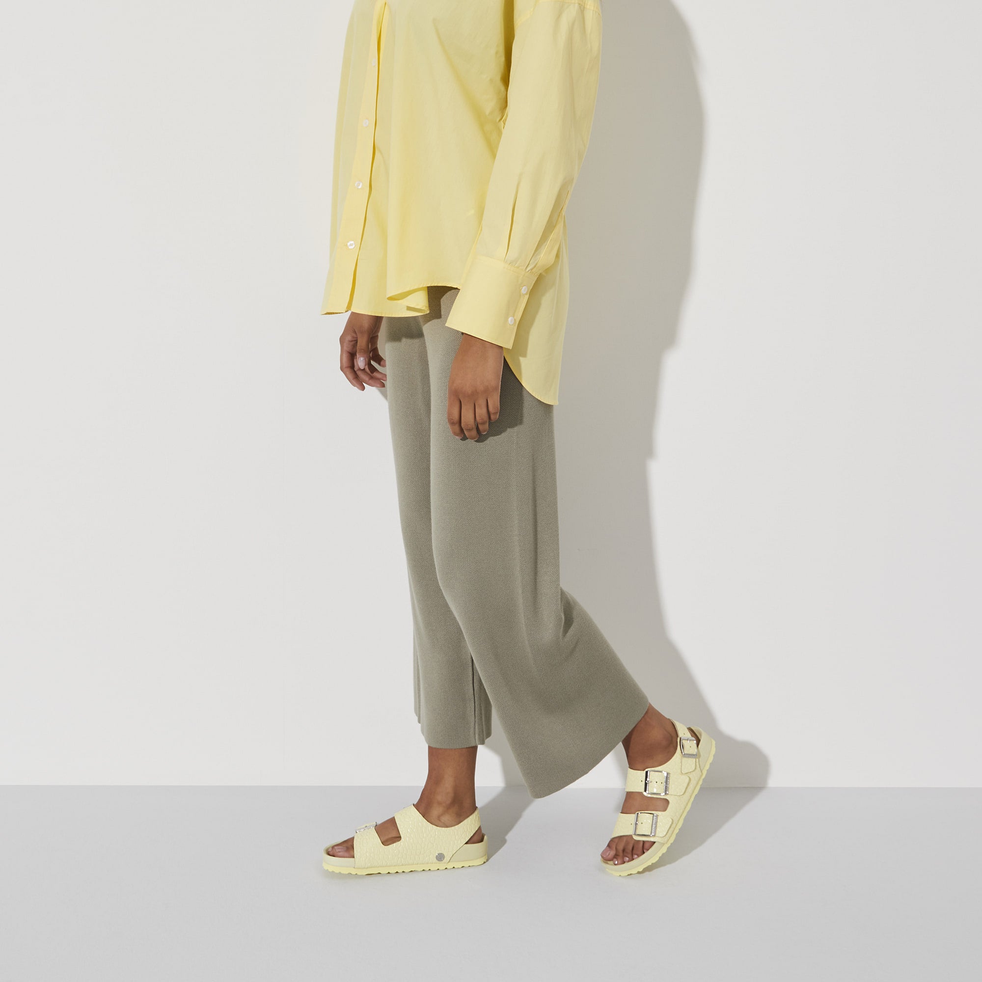 Milano Rivet Logo Embossed Natural Leather、mySite、gtrtttuynbv