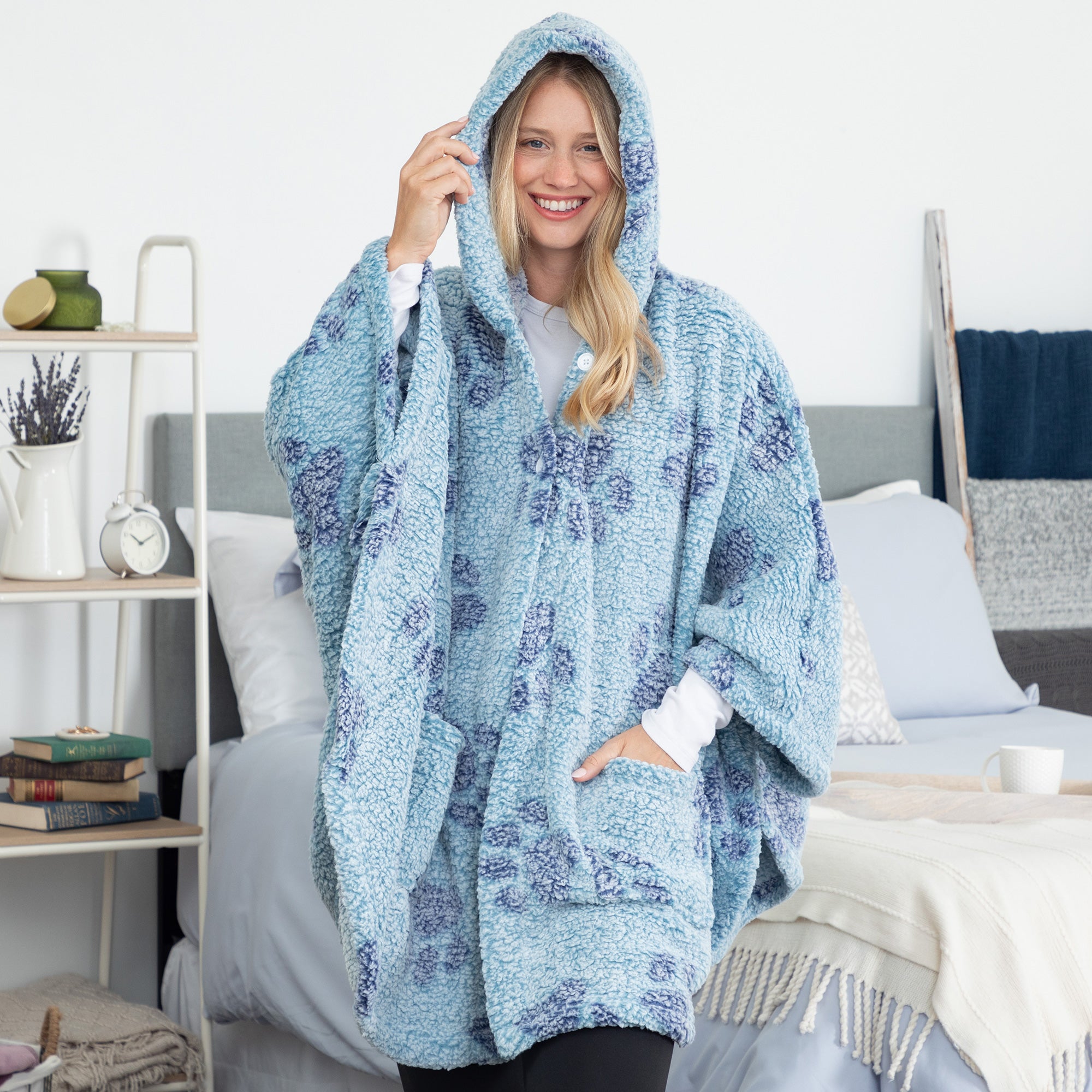 Cozy in Paws Plush Sherpa Fleece Hooded Cape with Pockets、mySite、camillekostekn