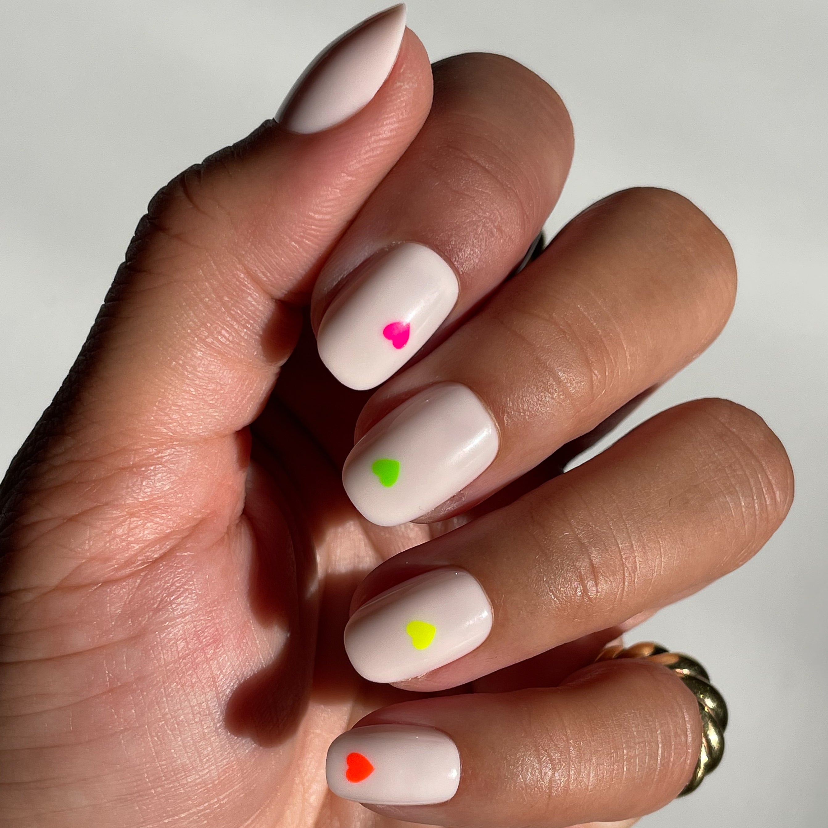 Neon Hearts | Round | Extra Short、mySite、solidvoid