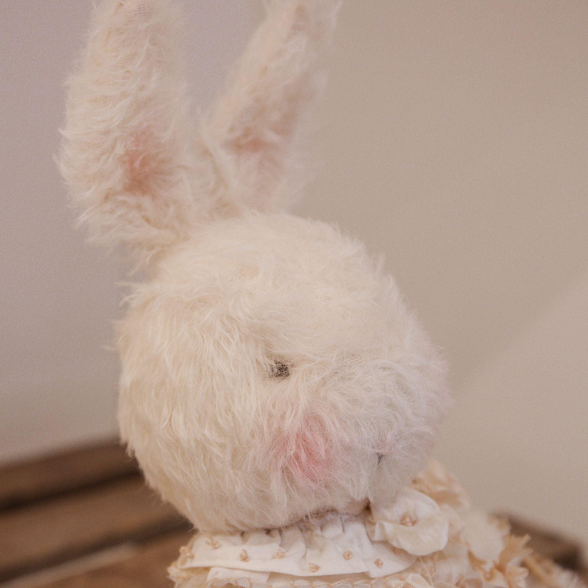 RETIRED - Hutch Studio - Lovely Love Note - Hand-Crafted Curly Mohair Cream Bunny、mySite、g9winljtr