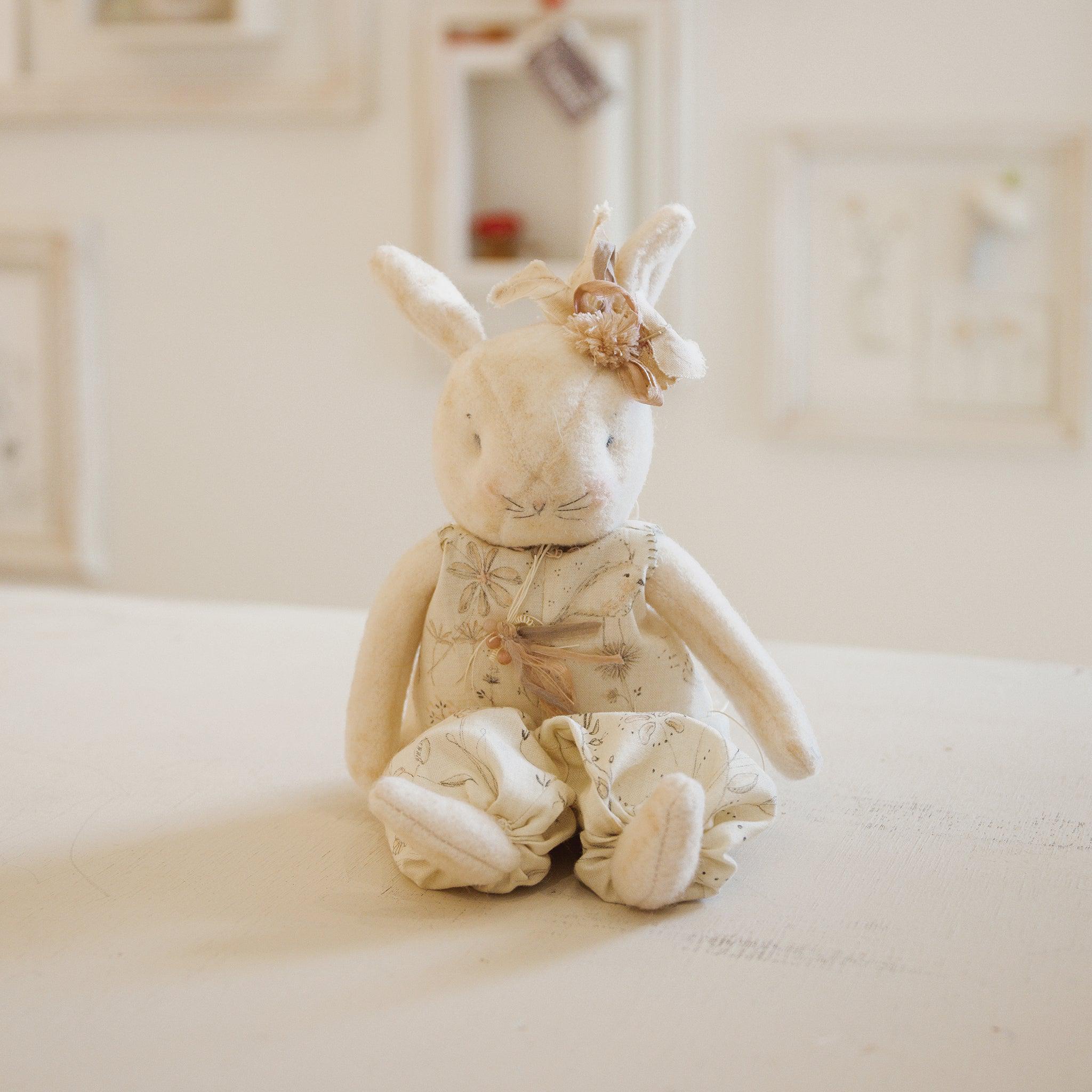 RETIRED - Hutch Studio Original - Belle Sit-a-Spell - Hand-Crafted Cotton & Wool Bunny、mySite、g9winljtr