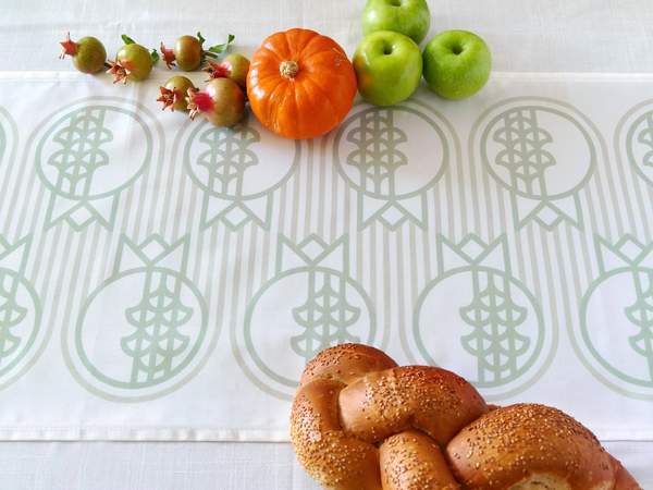 Modern Geometric Pomegranate Table Runner - Sage、mySite、topwebapps