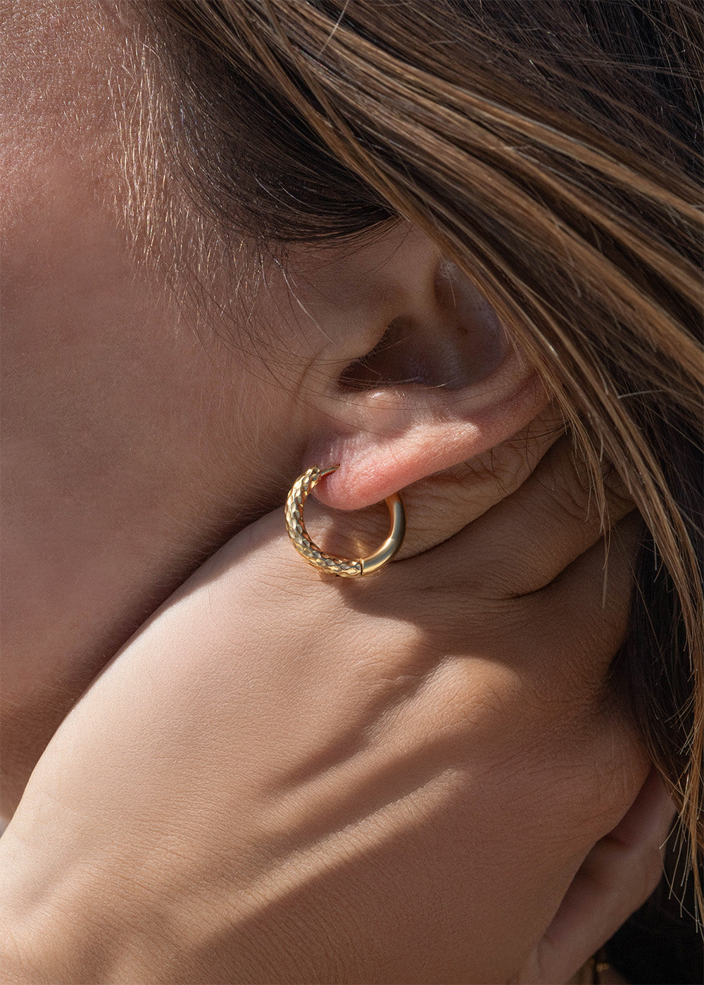 18K Gold PVD Stainless Steel Half Textured Huggie Hoop Earrings / ERJ0030、mySite、dreamappss