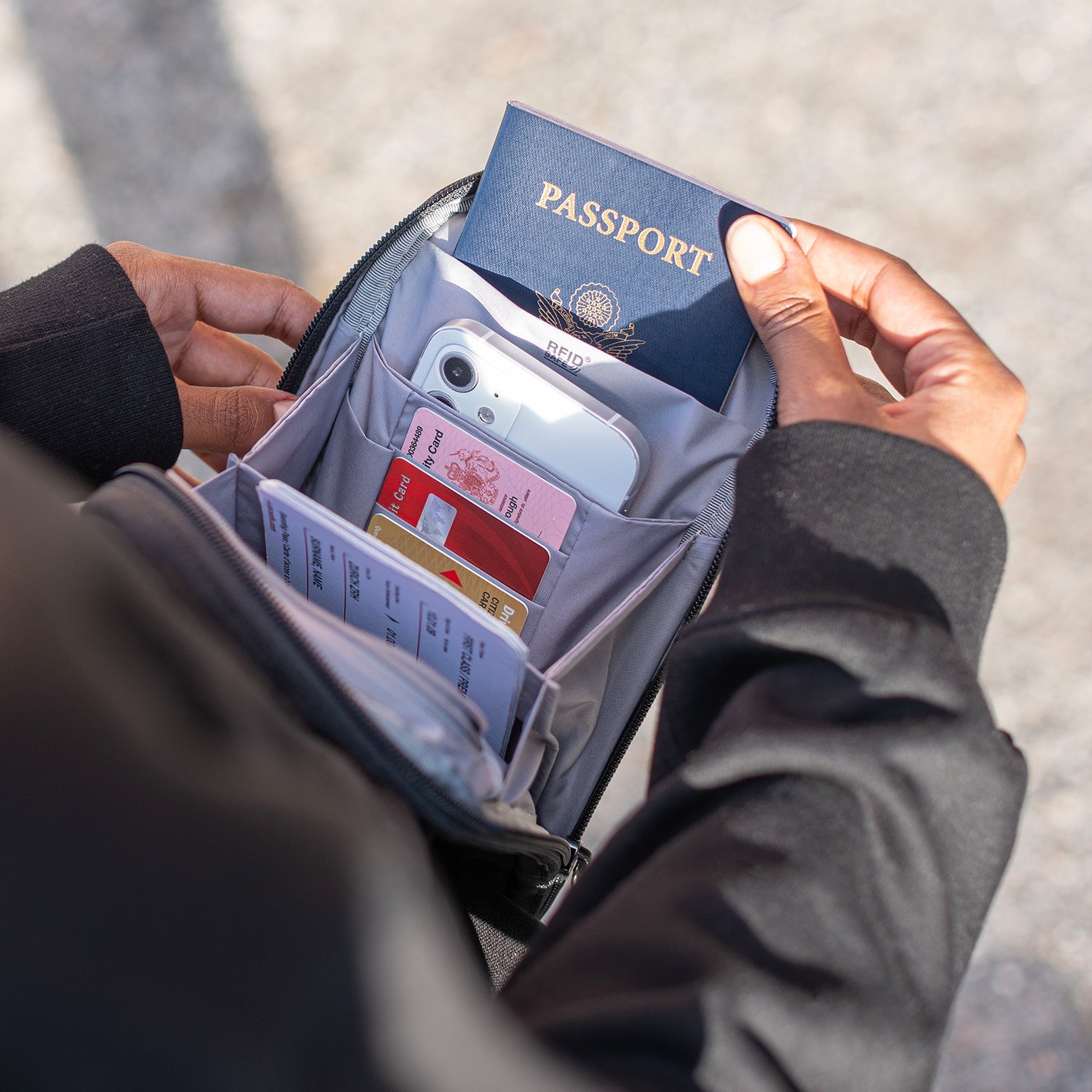 Pacsafe® RFIDsafe™ RFID blocking tech crossbody、mySite、garagedoors4me