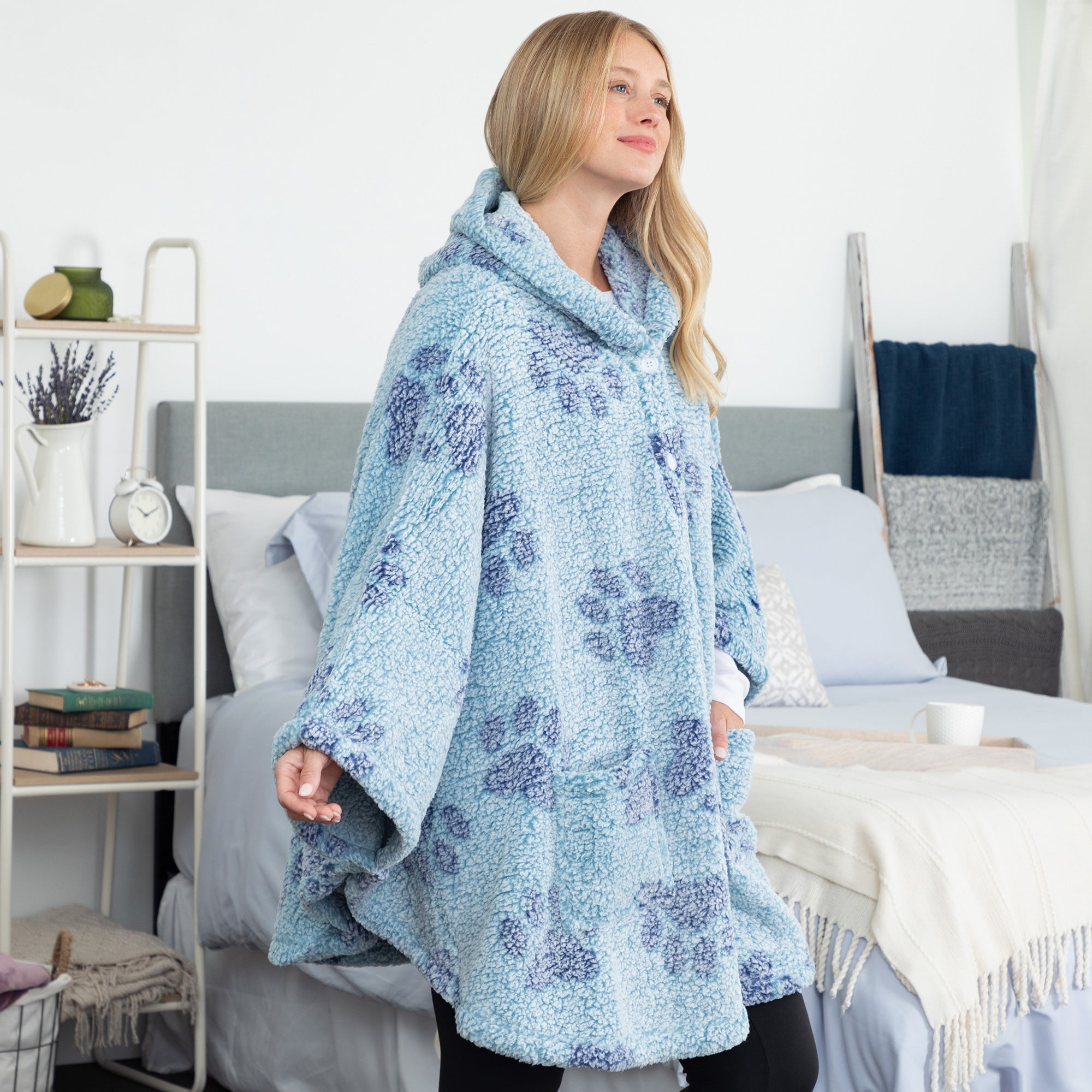 Cozy in Paws Plush Sherpa Fleece Hooded Cape with Pockets、mySite、camillekostekn