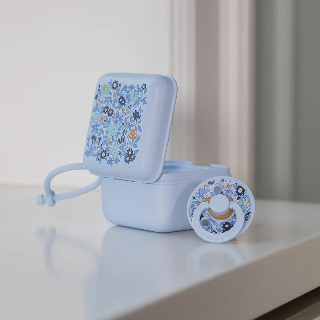  BIBS X LIBERTY Pacifier Box - Baby Blue - Camomille Lawn、mySite、merchandisen