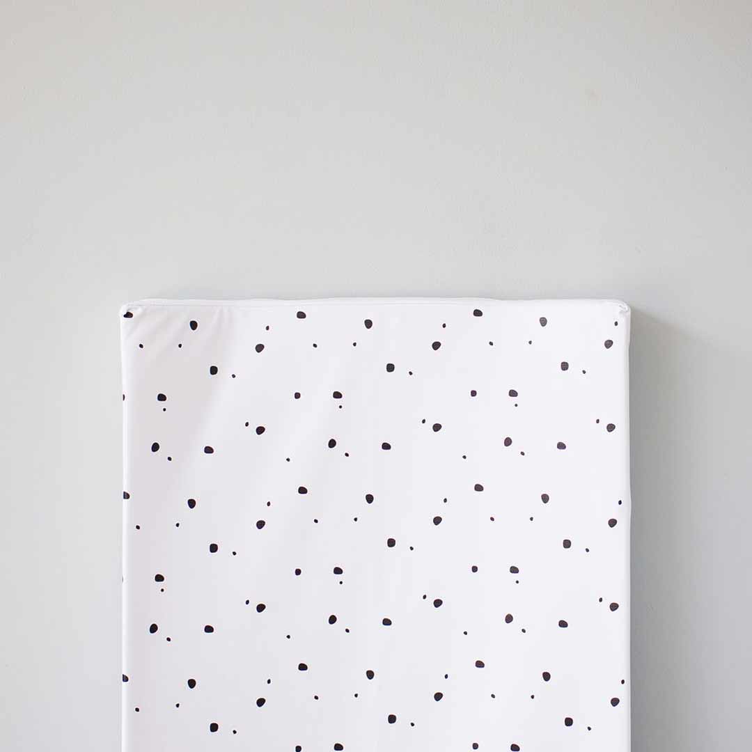  The Little Bumble Co. Anti Roll Changing Mat - Mini Dots - Black、mySite、merchandisen
