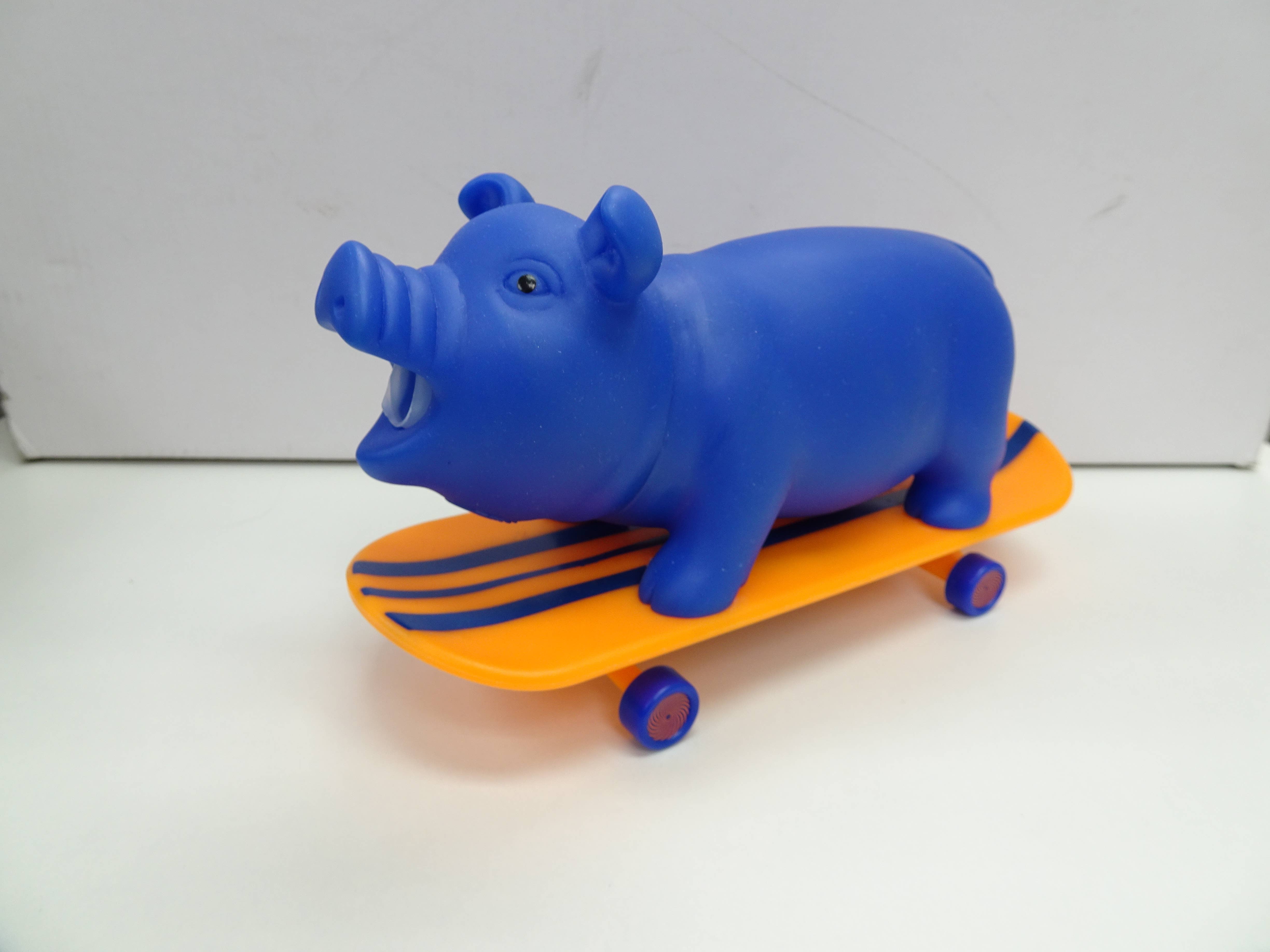Squeeze Me Skating Piggy Toy for Kids、mySite、g9winljtr