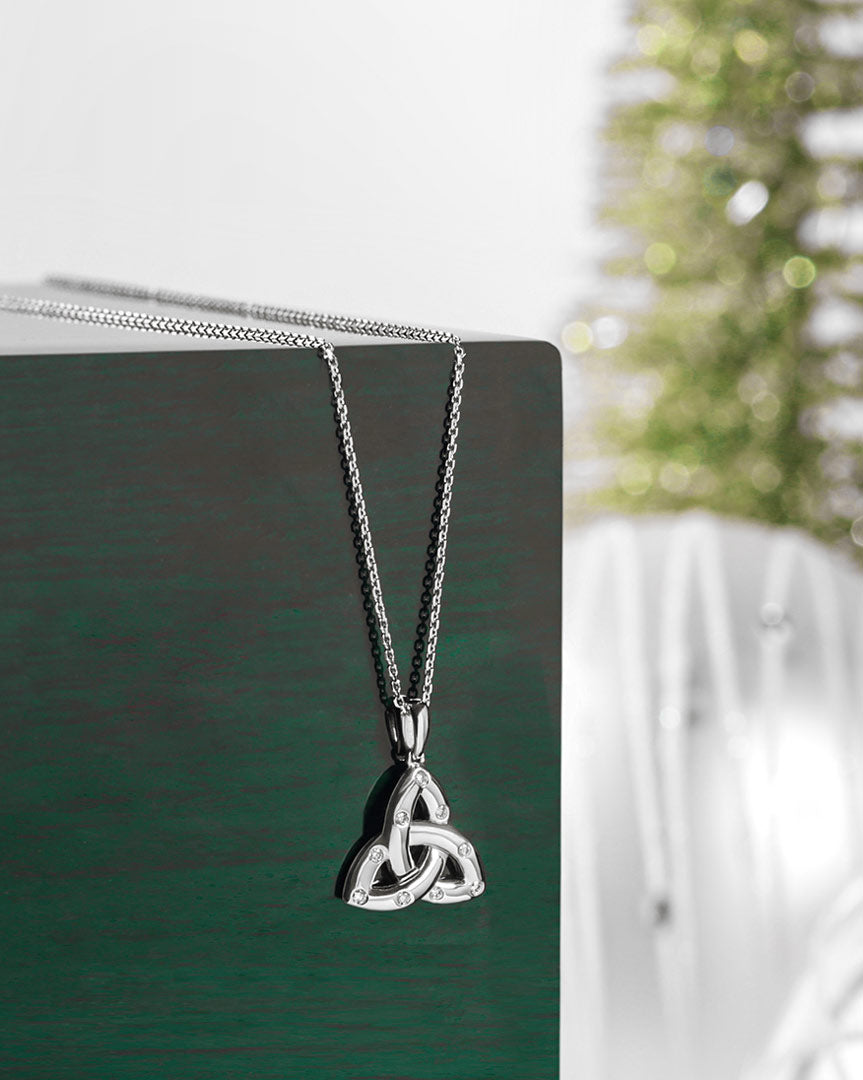 Flush Set Diamond White Gold Trinity Knot Necklace、mySite、botmansion