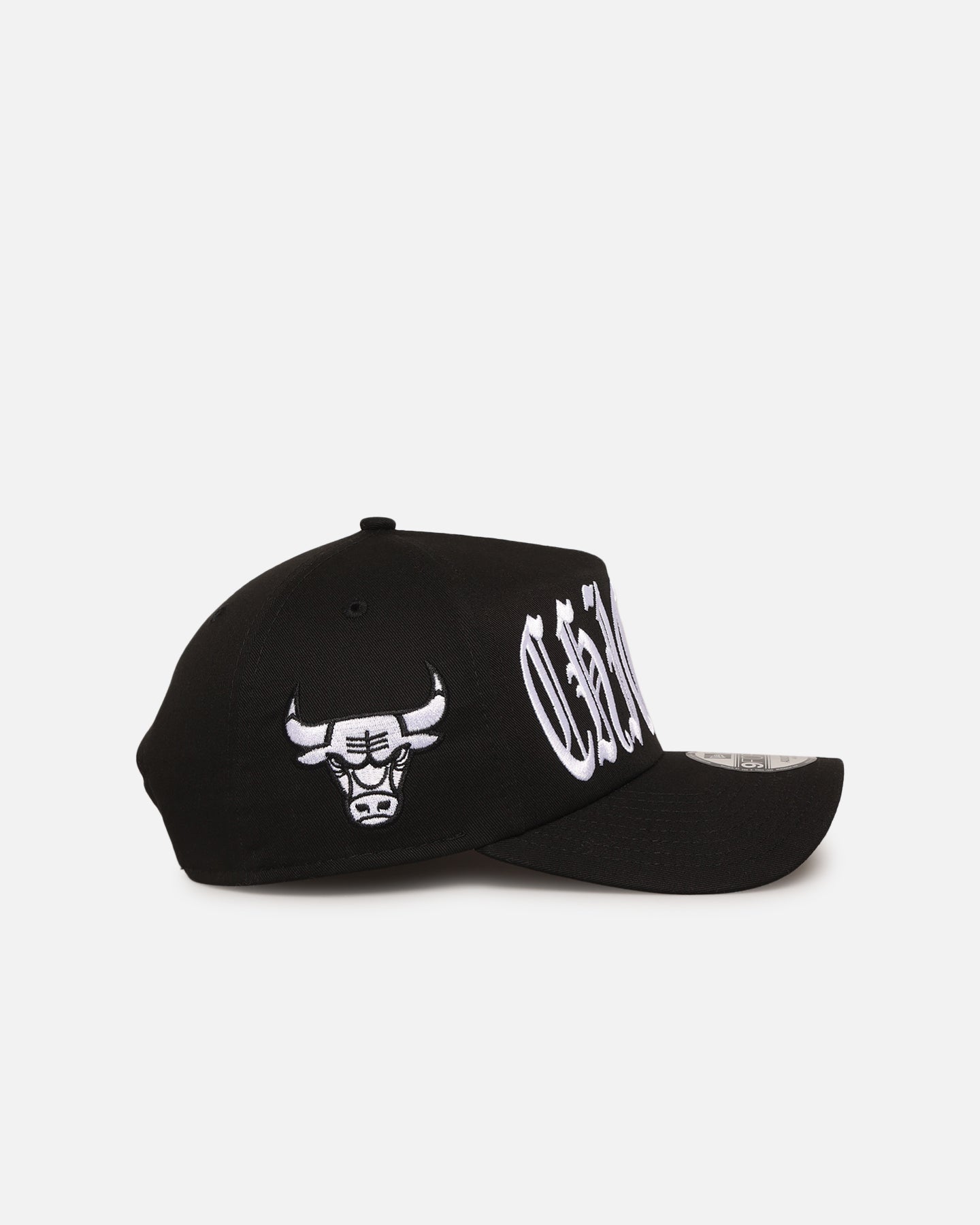 New Era Chicago Bulls 'Oversized Gothic Script Crown' 9FORTY A-Frame Snapback Black/White、mySite、zt4zffjzw