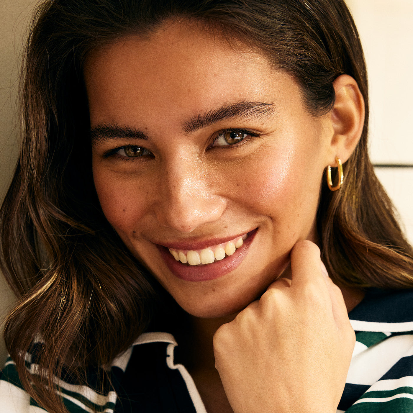  Essentielle Medium Oval Hoop Earrings, Gold Colour