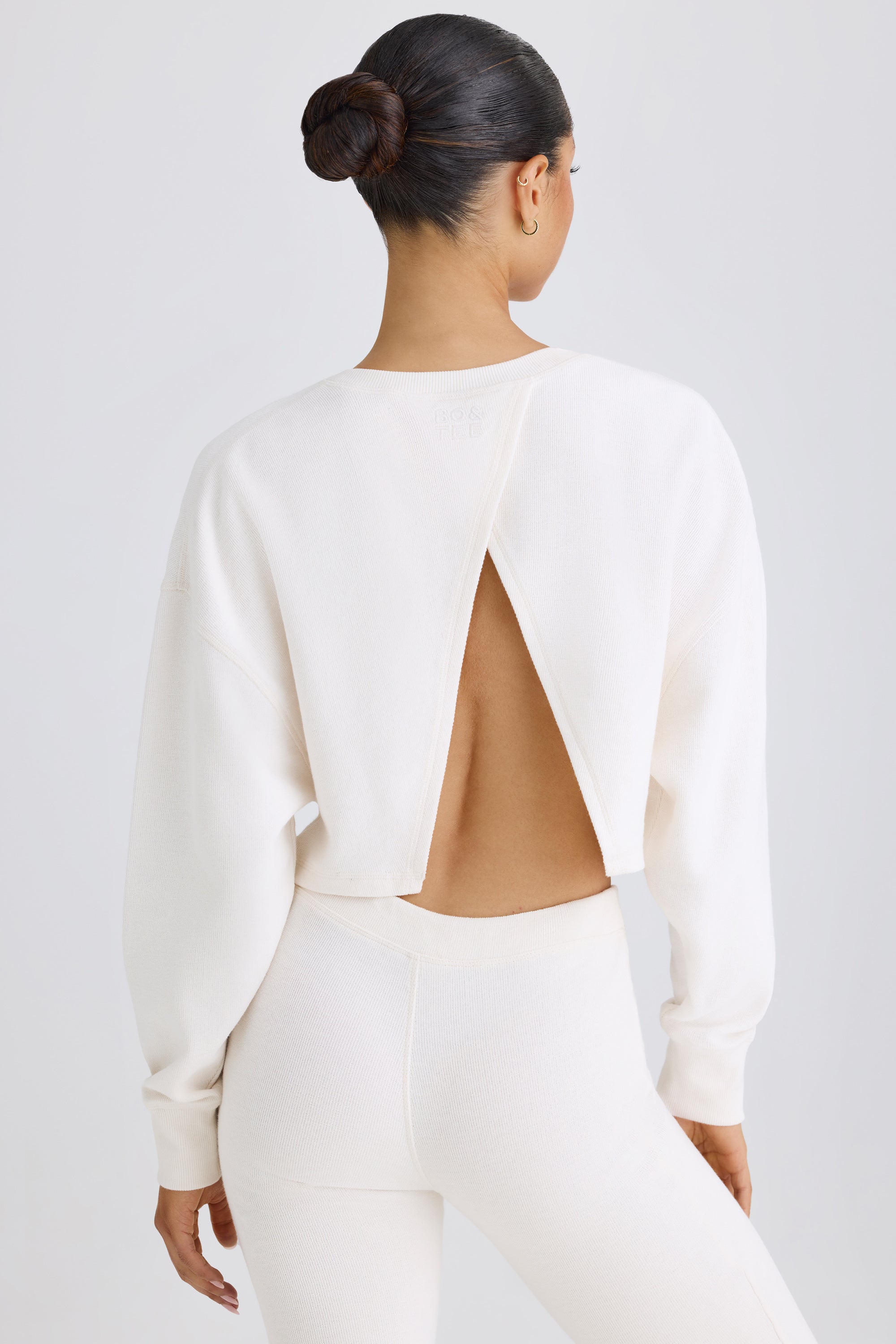 Crew-Neck Open-Back Cropped Sweatshirt in White、mySite、solidvoid