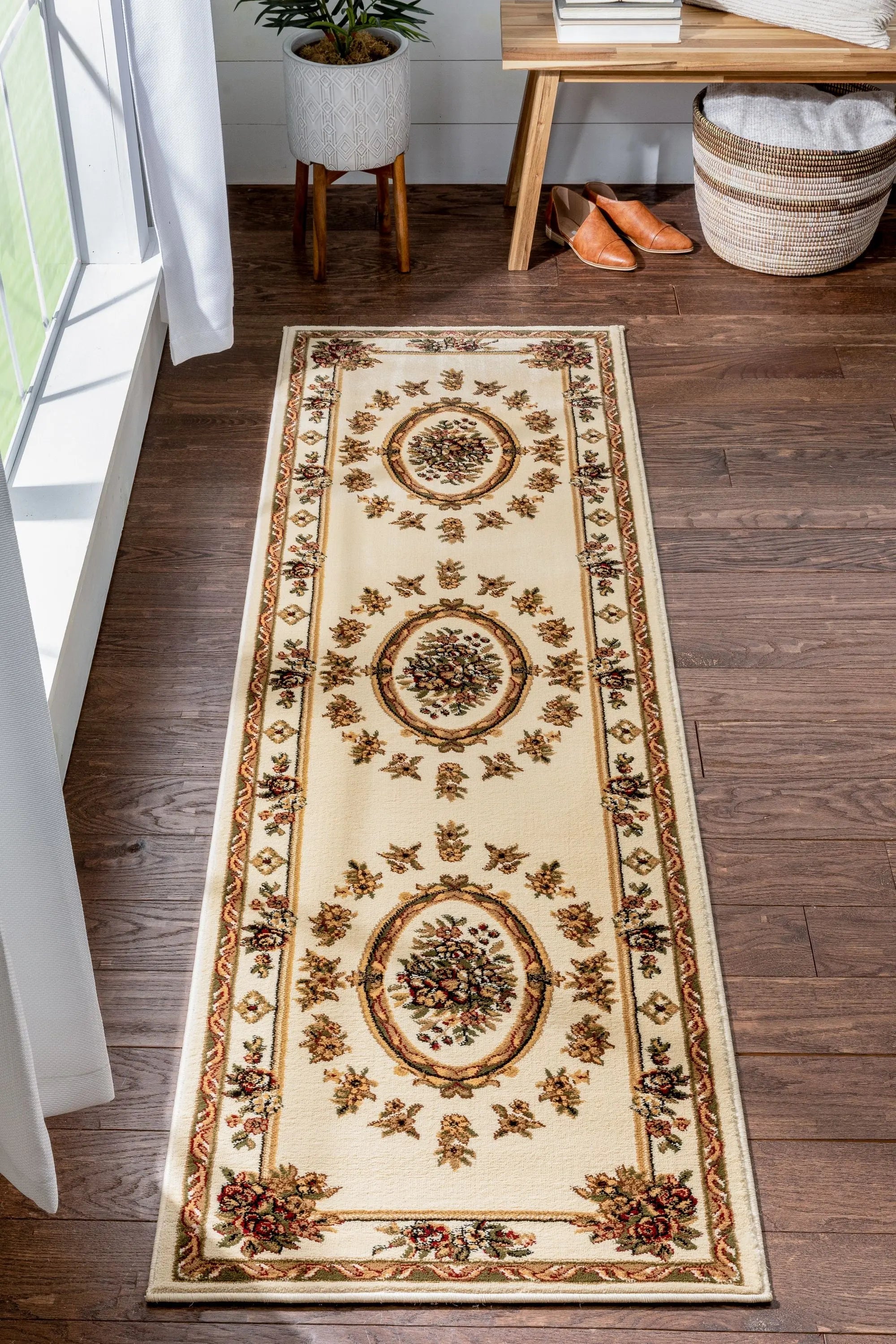 Le Petit Palais Ivory Traditional Rug、mySite、gigharbornorthrealestate
