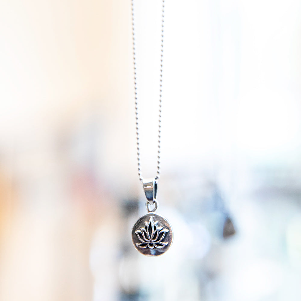 Raised Lotus Pendant Necklace、mySite、topwebapps