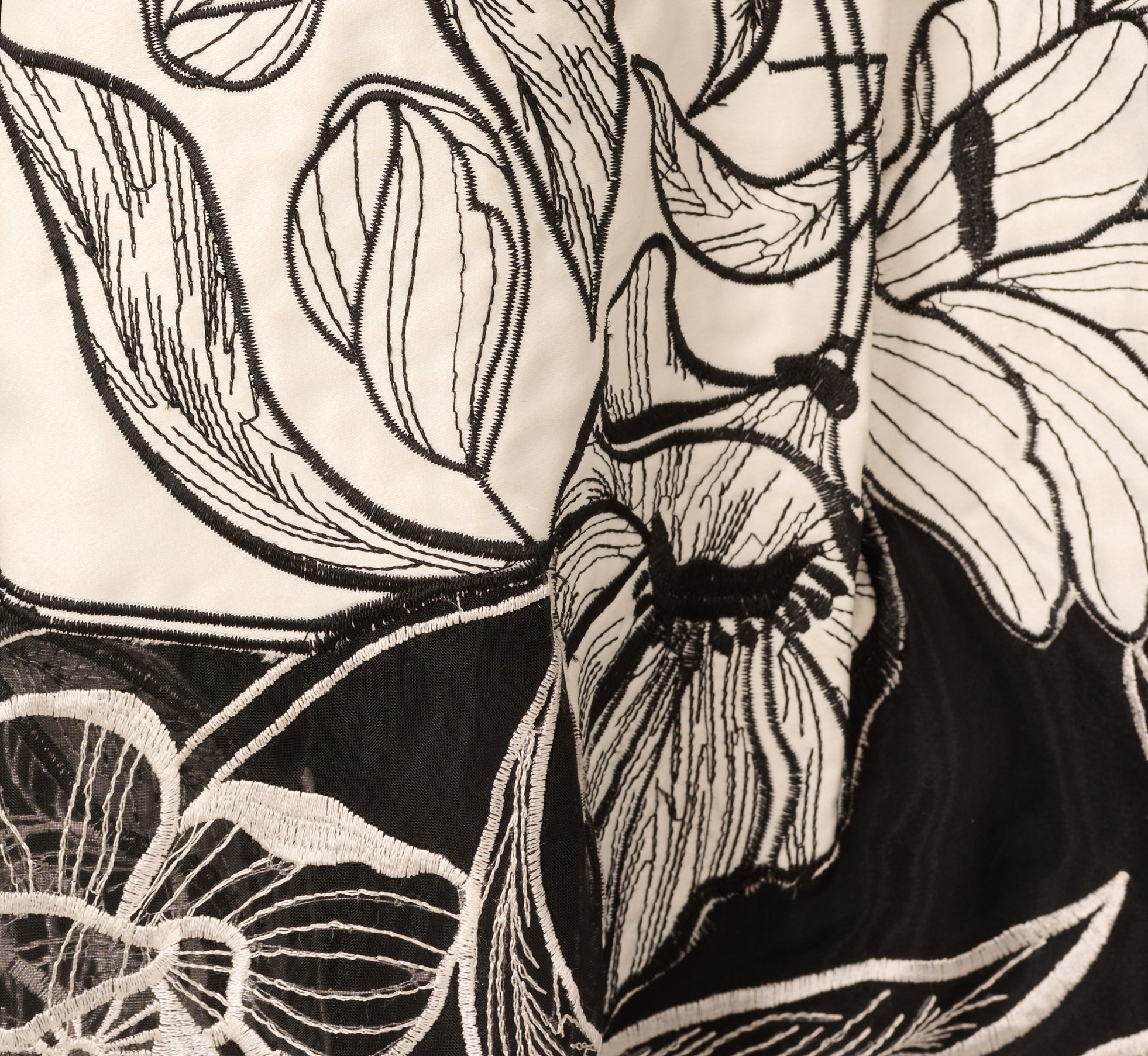 Sleeveless Embroidered Two Tone Midi Dress In Ivory Black、mySite、solidvoid