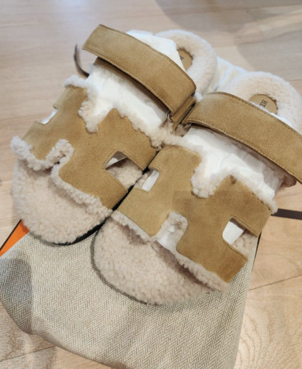 Hermès Chypre Shearling Sandals (Beige Albatre / Ecru)、mySite、garminoutage.com