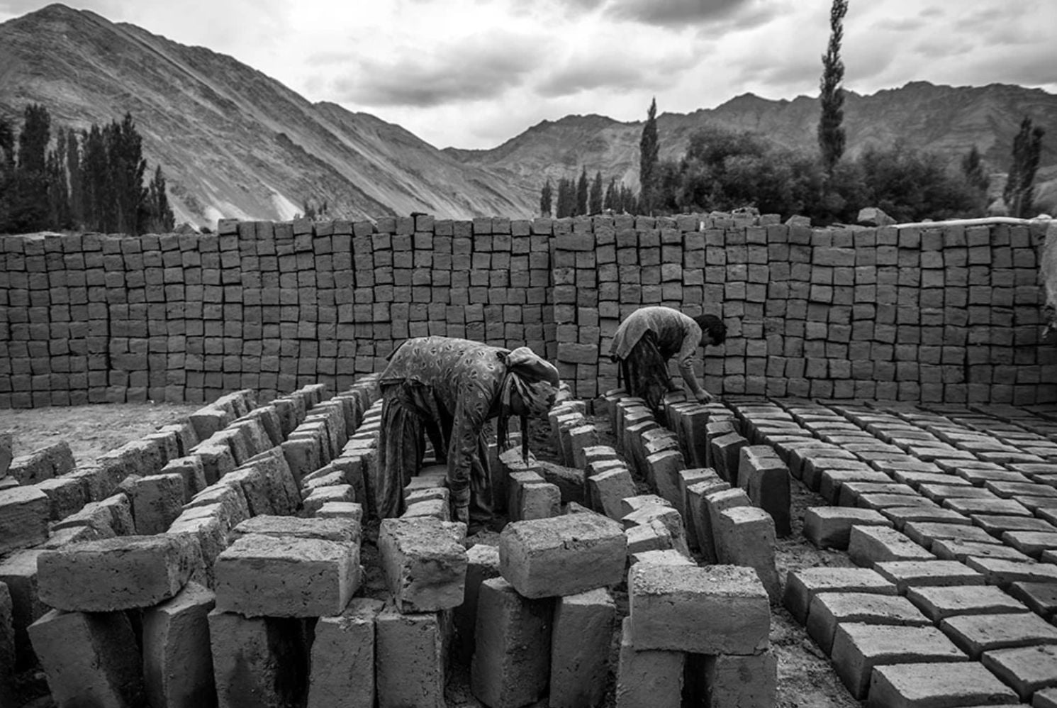 'Women putting bricks for drying' - Aman Chotani original print、mySite、topwebapps