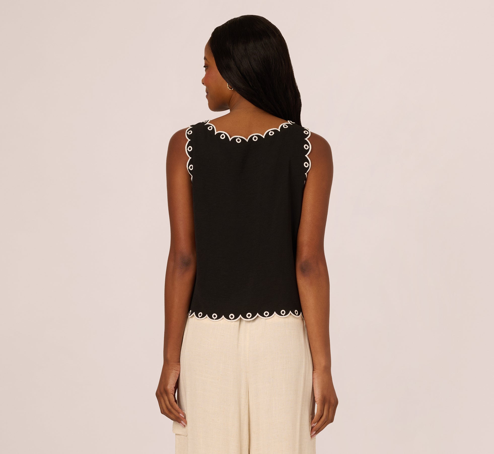 Sleeveless Cropped Floral Embroidered Top In Black Ivory、mySite、solidvoid
