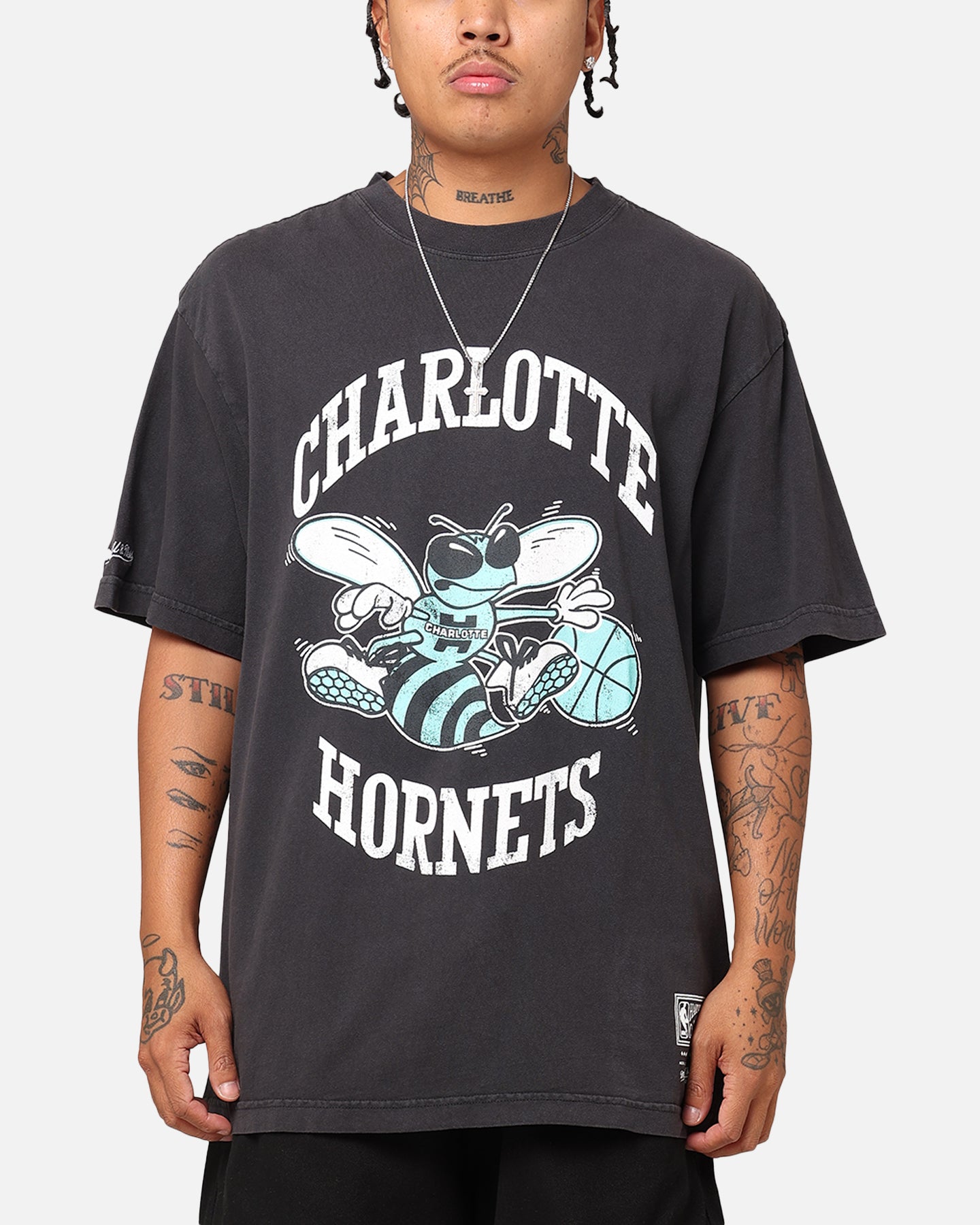 Mitchell & Ness Charlotte Hornets Ice Blue Logo T-Shirt Faded Black、mySite、zt4zffjzw