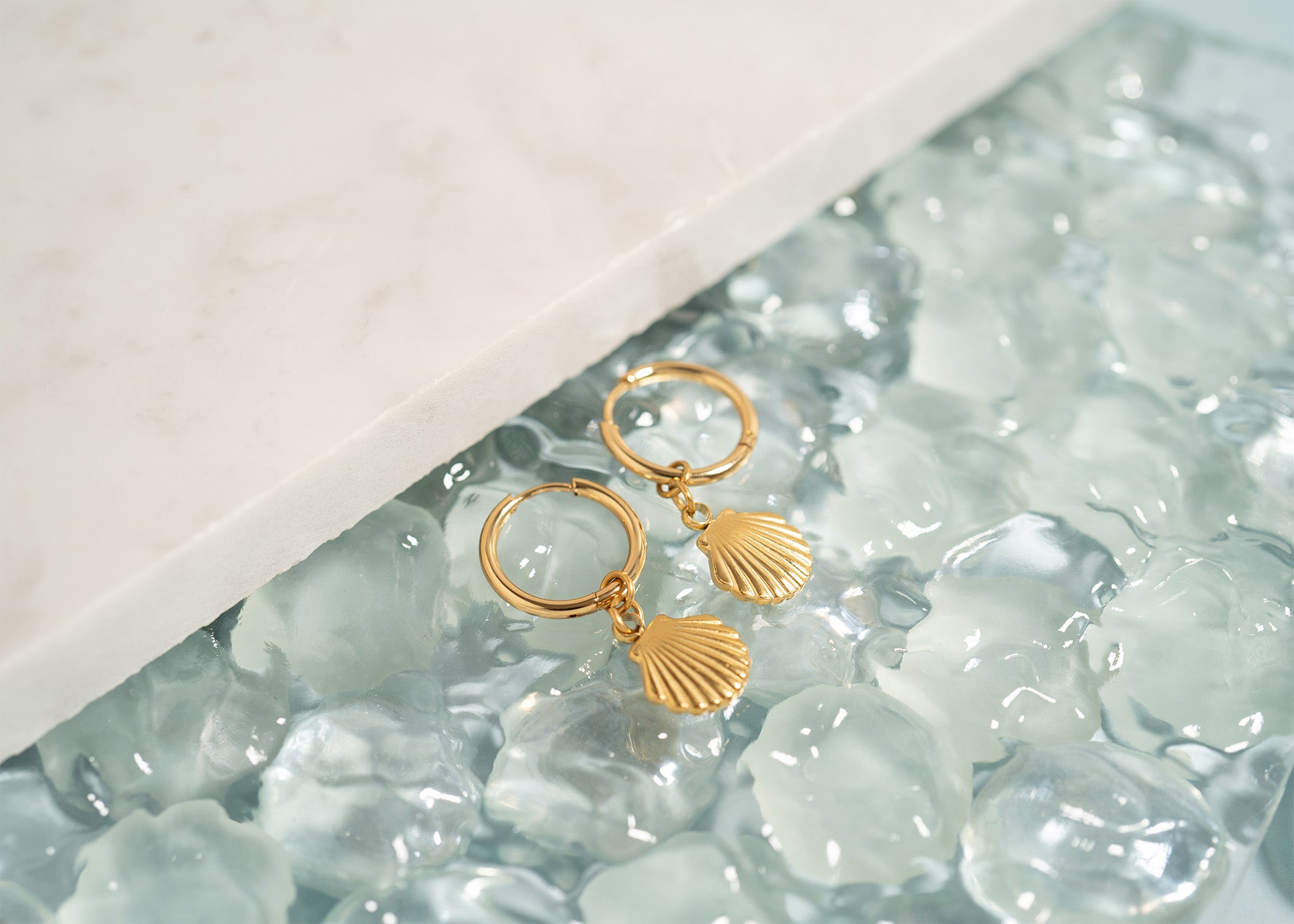 18K Gold Stainless Steel Shell Pendant Huggie Earrings / ERJ0072、mySite、dreamappss