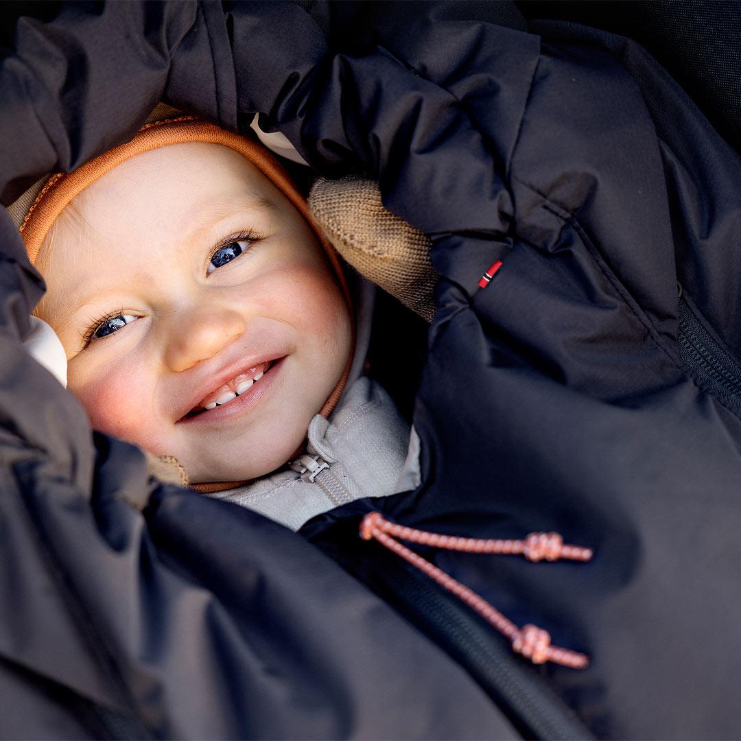  Voksi Adventure North Footmuff - Black - Seashell Sand、mySite、merchandisen