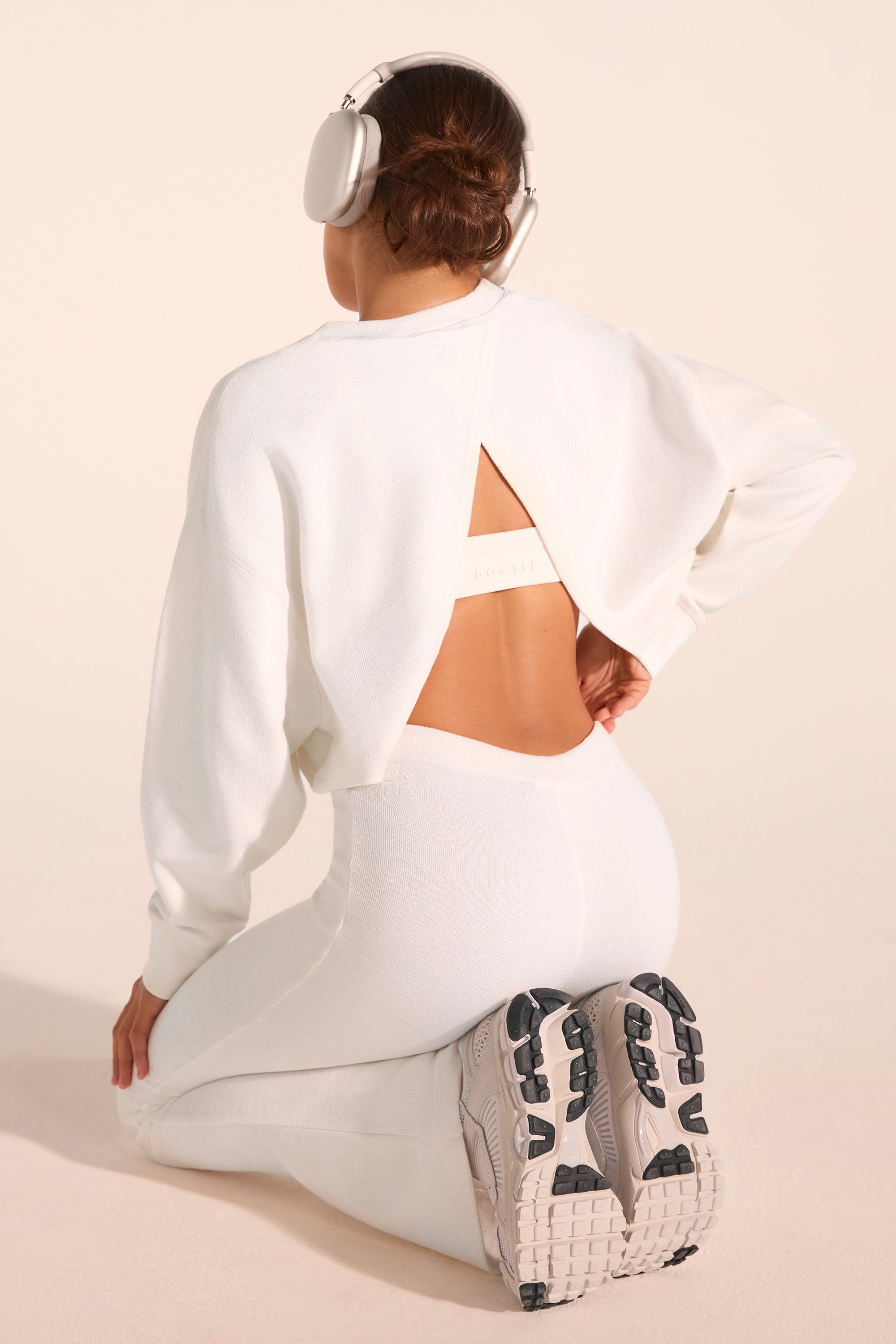 Crew-Neck Open-Back Cropped Sweatshirt in White、mySite、solidvoid
