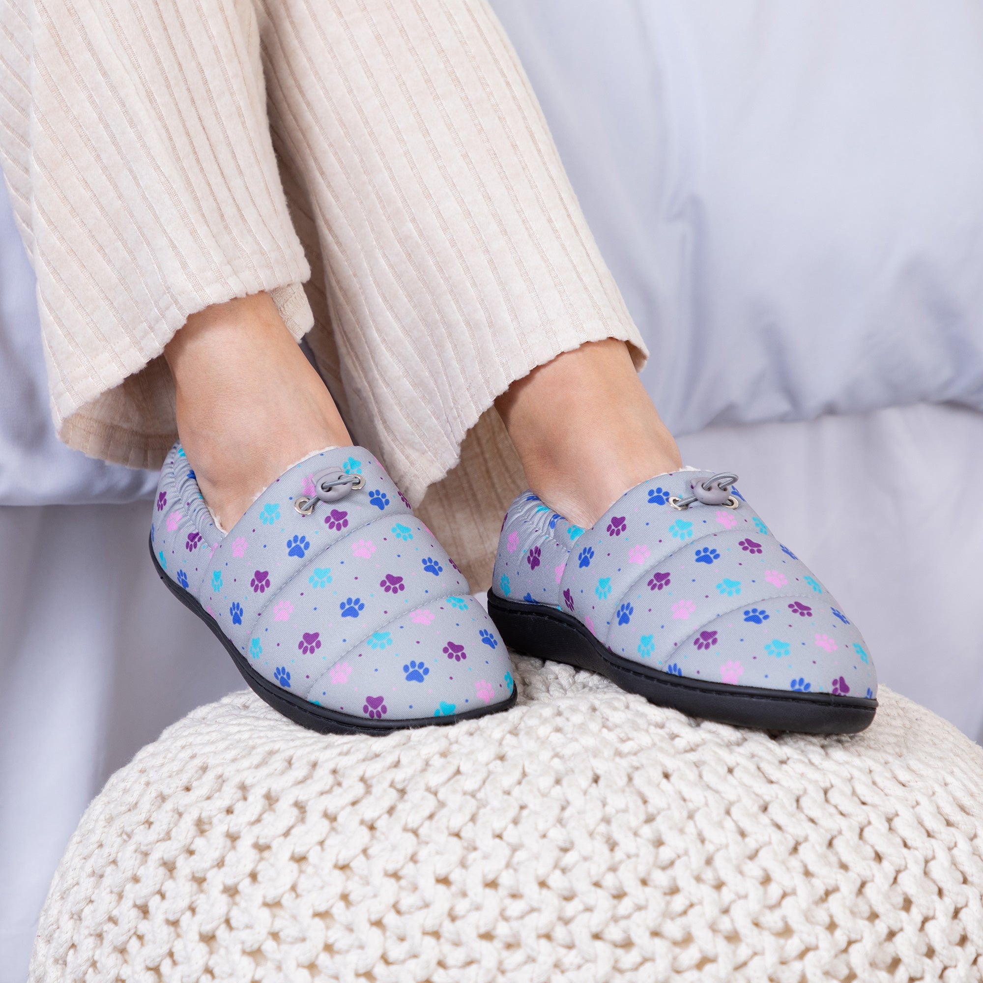 Paw Print Puffy Fleece-Lined Slippers with Toggle、mySite、camillekostekn