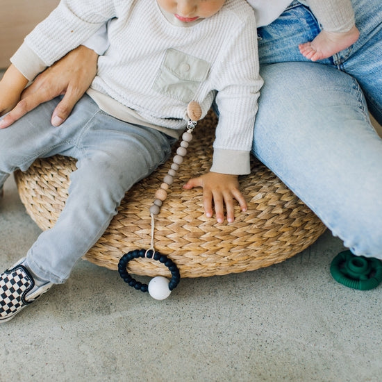 Classic Pacifier Clip - Wood + Shadow Grey、mySite、g9winljtr