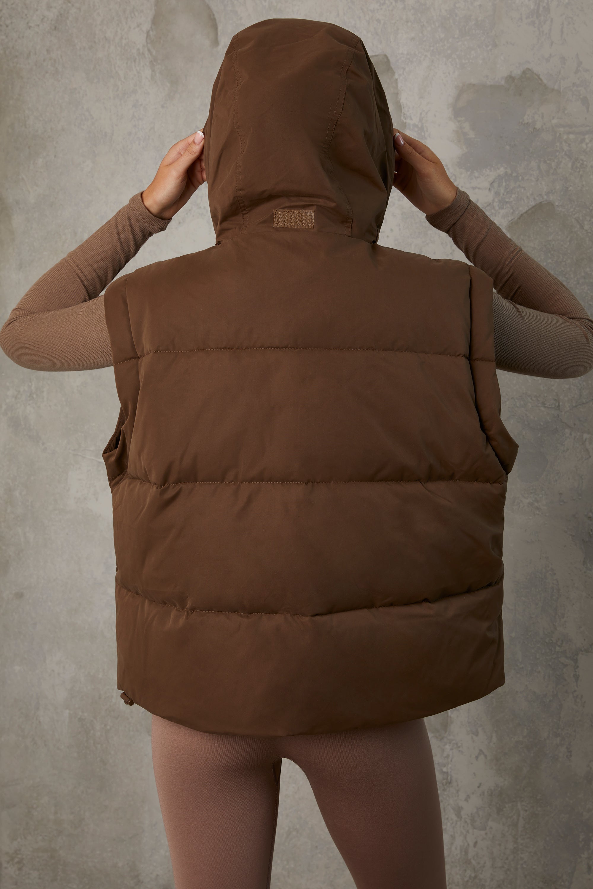 Cropped Puffer Jacket with Detachable Sleeves in Cocoa Brown、mySite、solidvoid