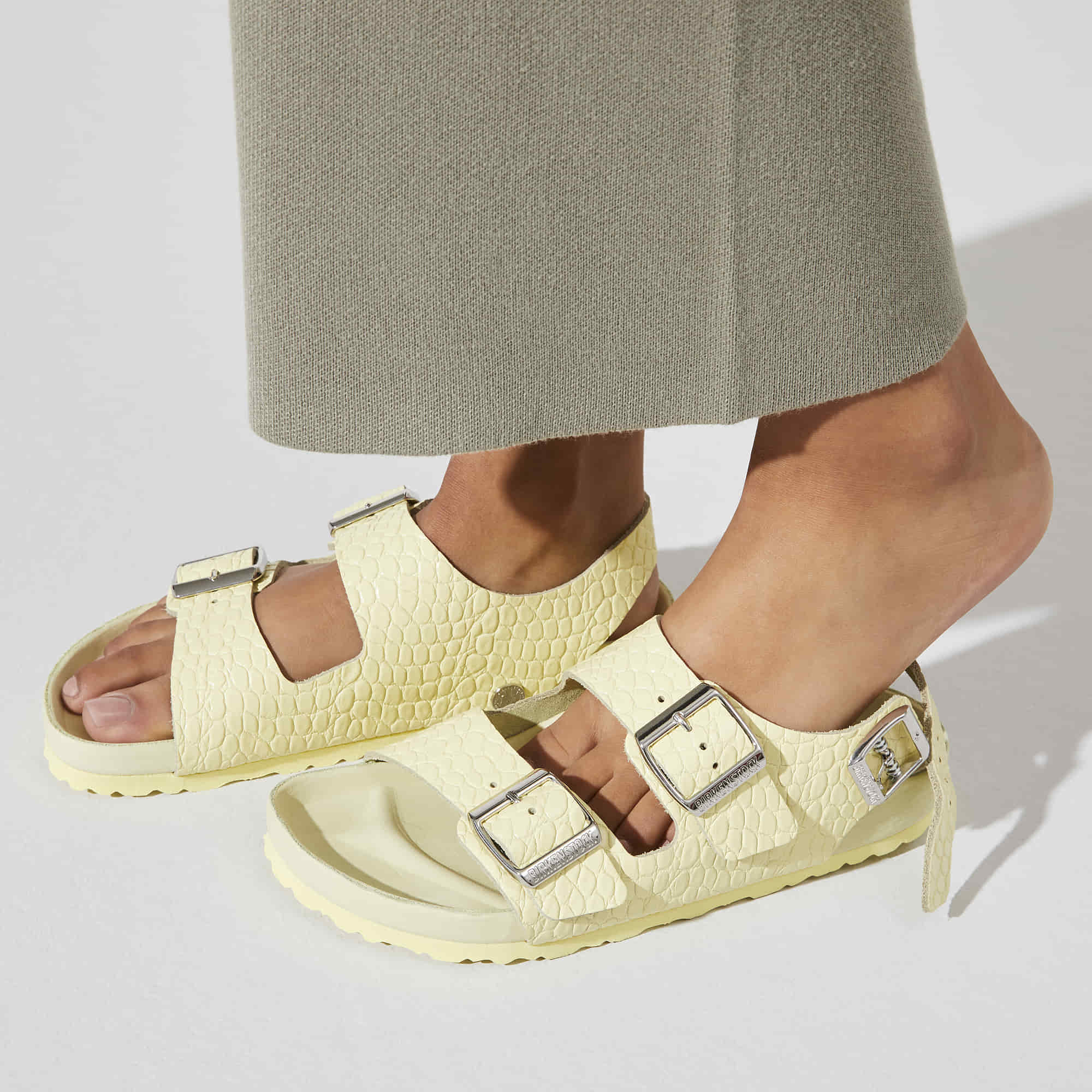 Milano Rivet Logo Embossed Natural Leather、mySite、gtrtttuynbv