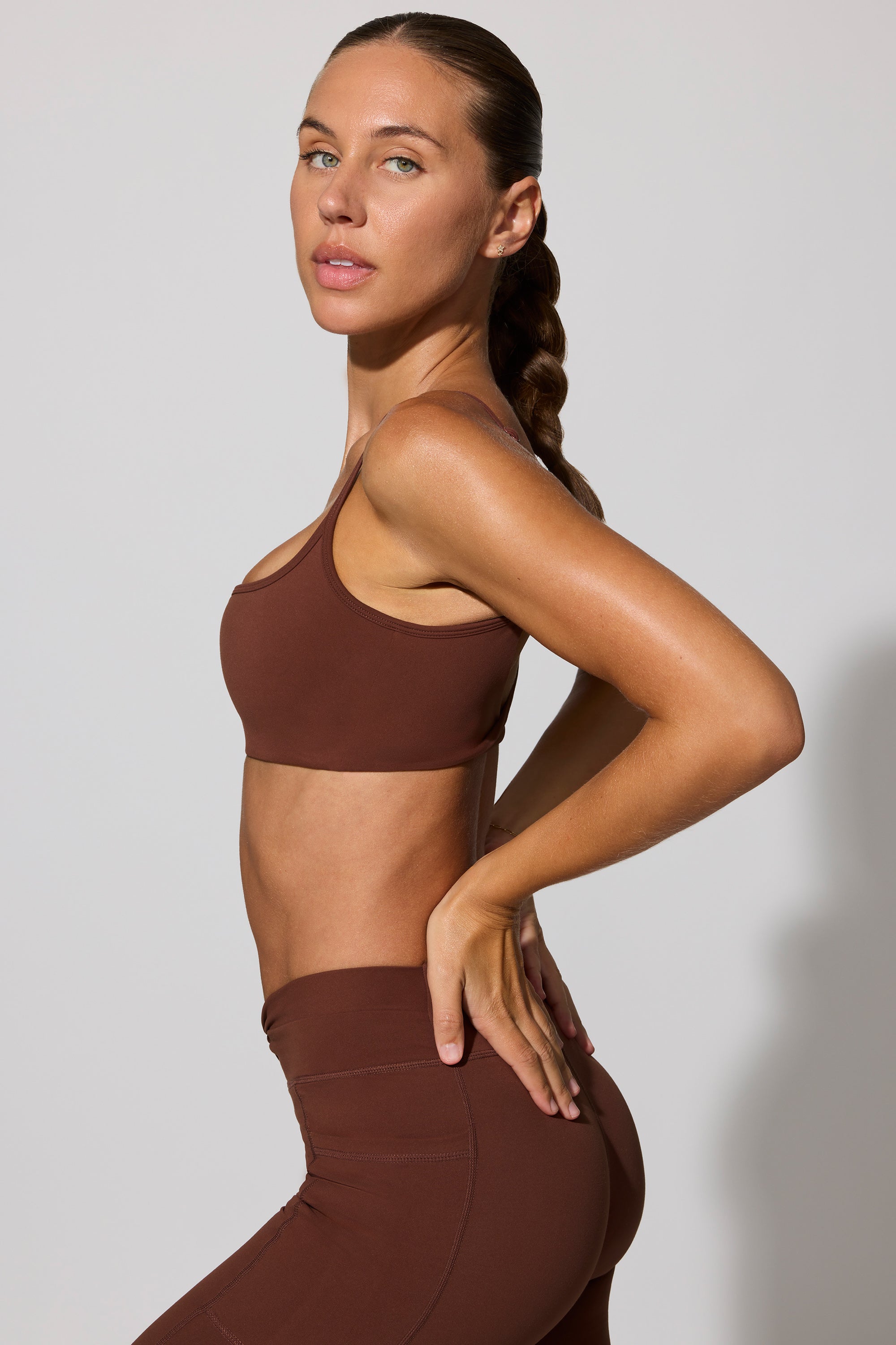 Twist Back Scoop Neck Sports Bra in Chocolate、mySite、solidvoid