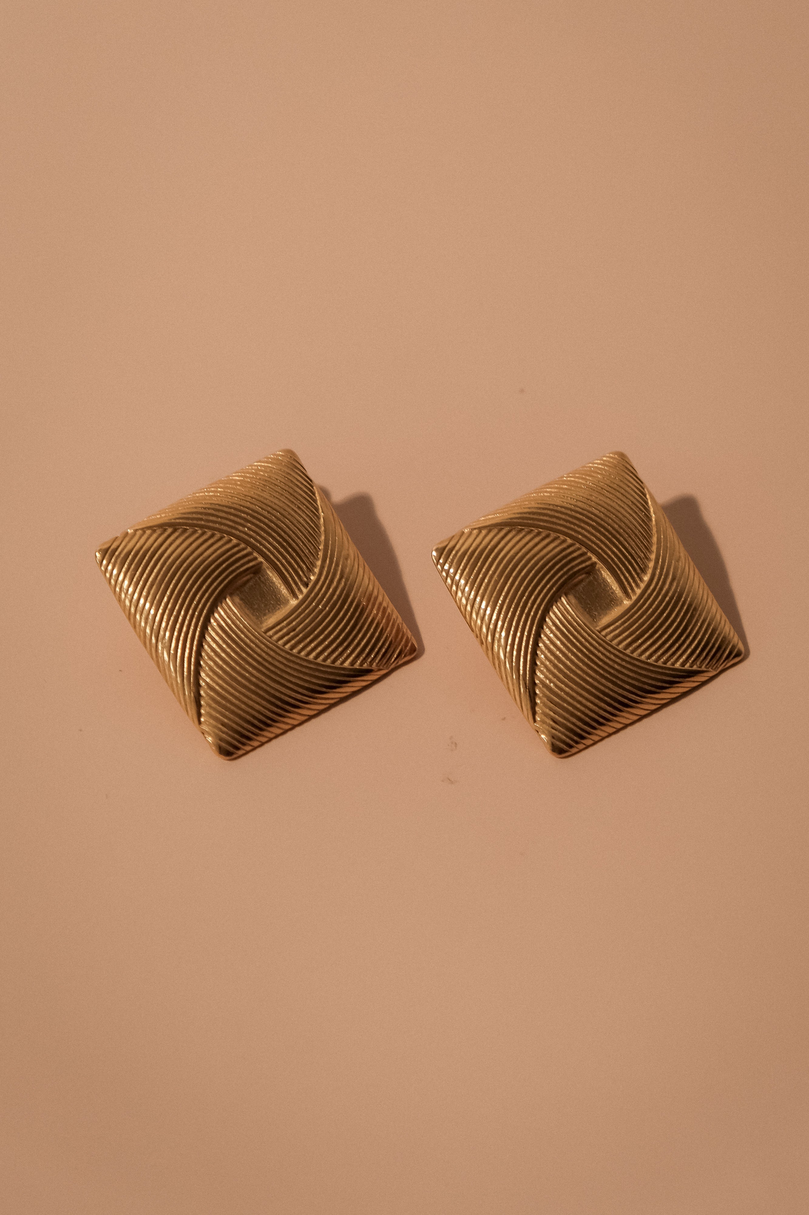 Indira Twisted Square Earrings - Gold、mySite、solidvoid