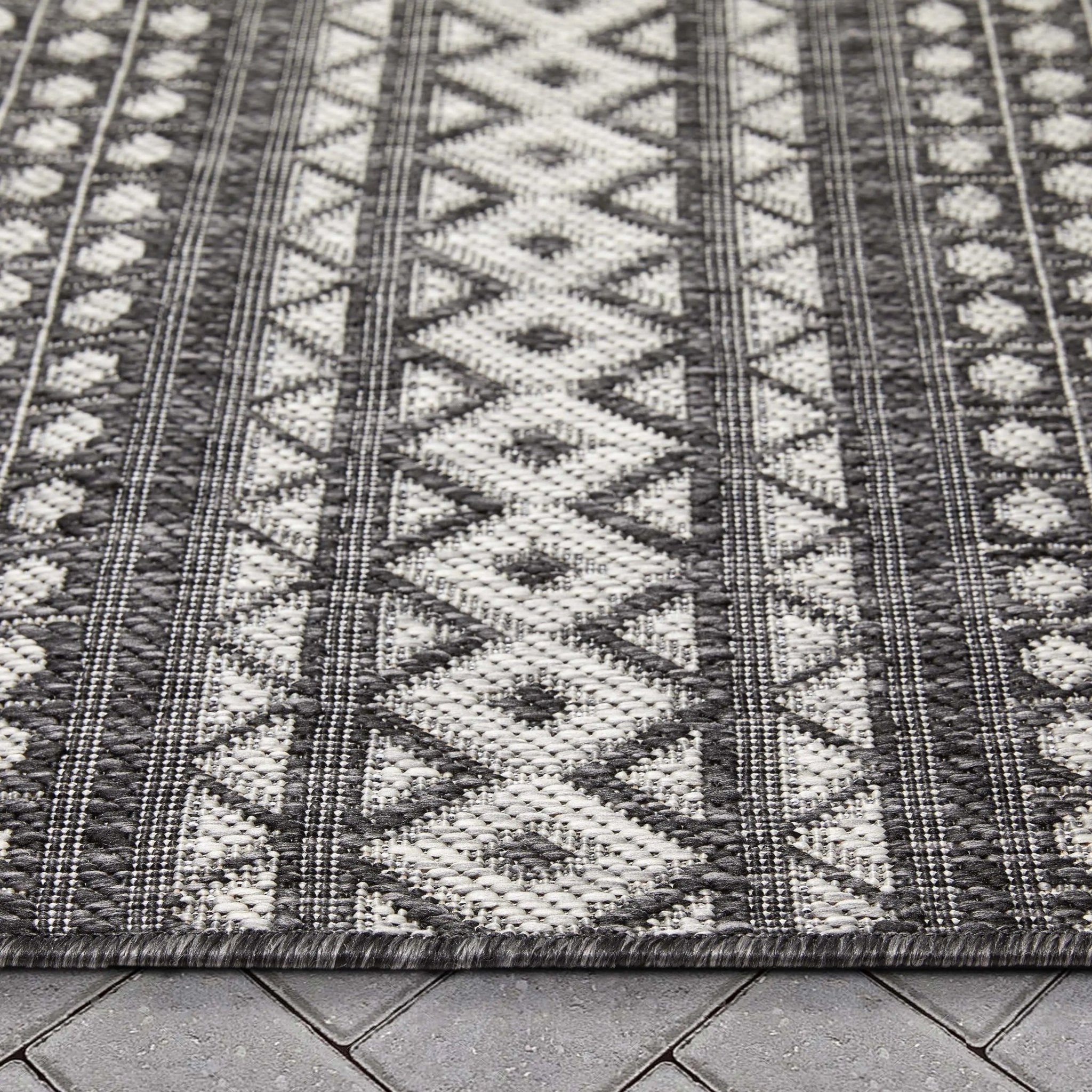 Arwen Tribal Indoor/Outdoor Black Textured Rug、mySite、gigharbornorthrealestate