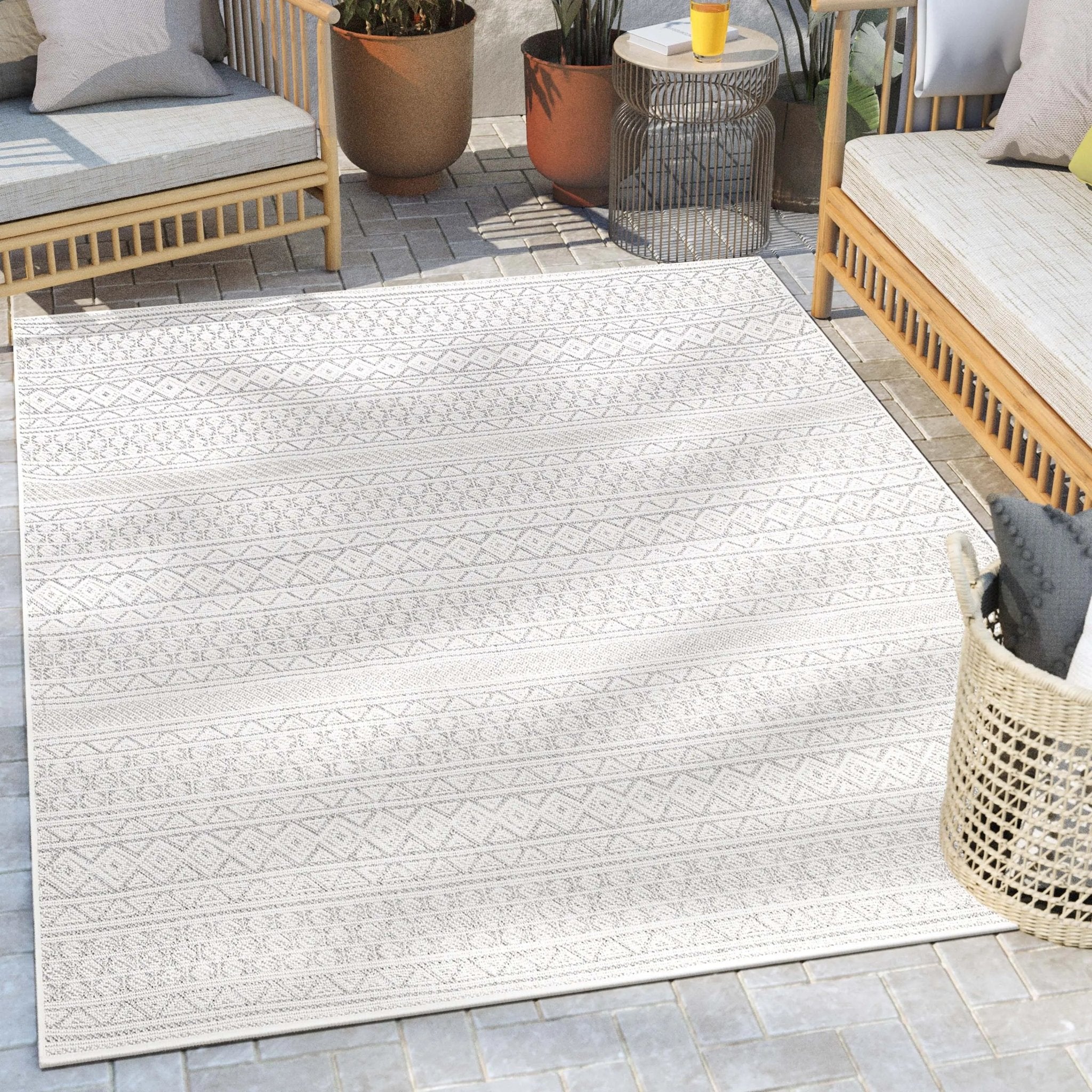 Arwen Tribal Indoor/Outdoor Grey Textured Rug、mySite、gigharbornorthrealestate