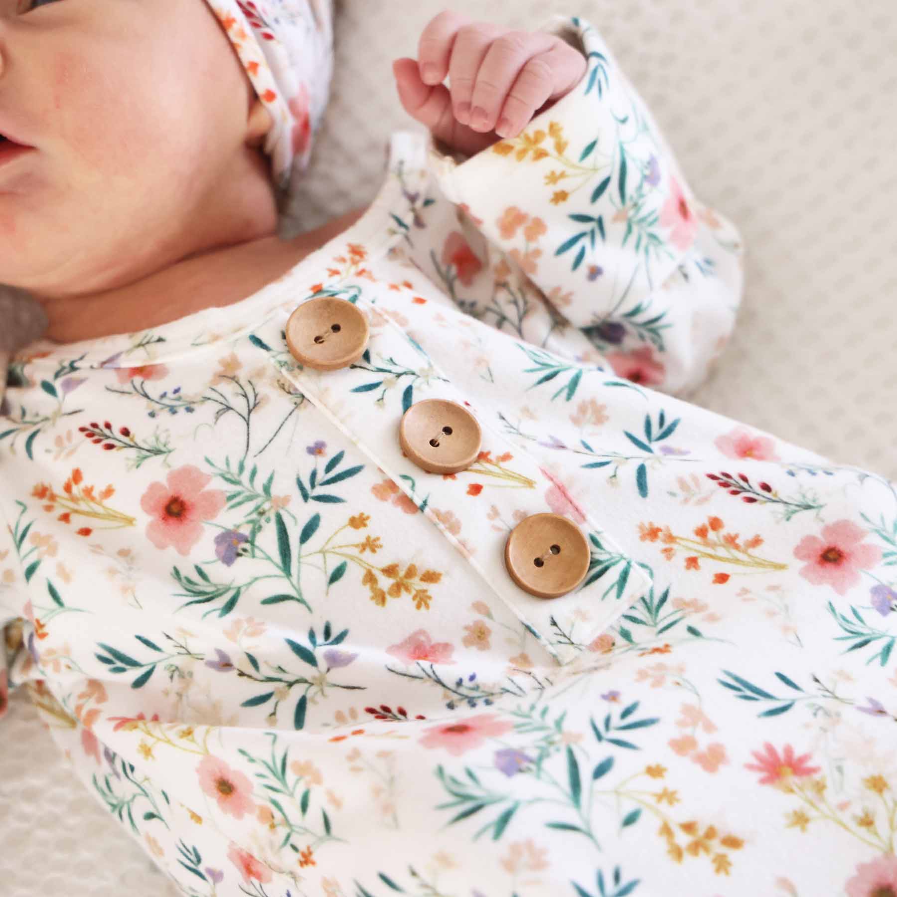  Winnie's Wildflowers Newborn Baby Knot Gown & Hat Set、mySite、layawaytickets