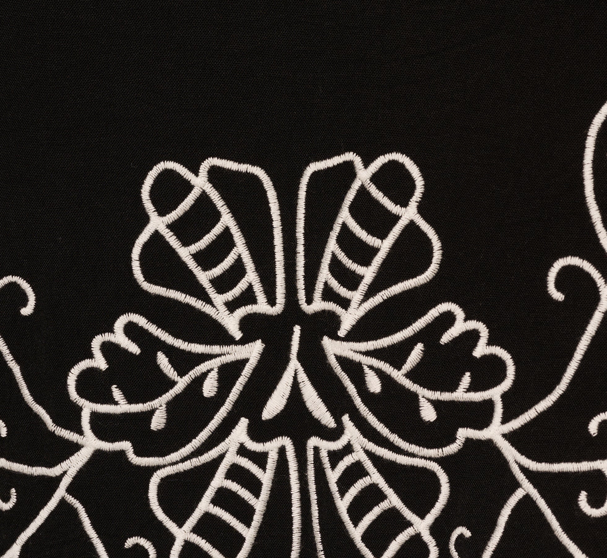 Sleeveless Cropped Floral Embroidered Top In Black Ivory、mySite、solidvoid