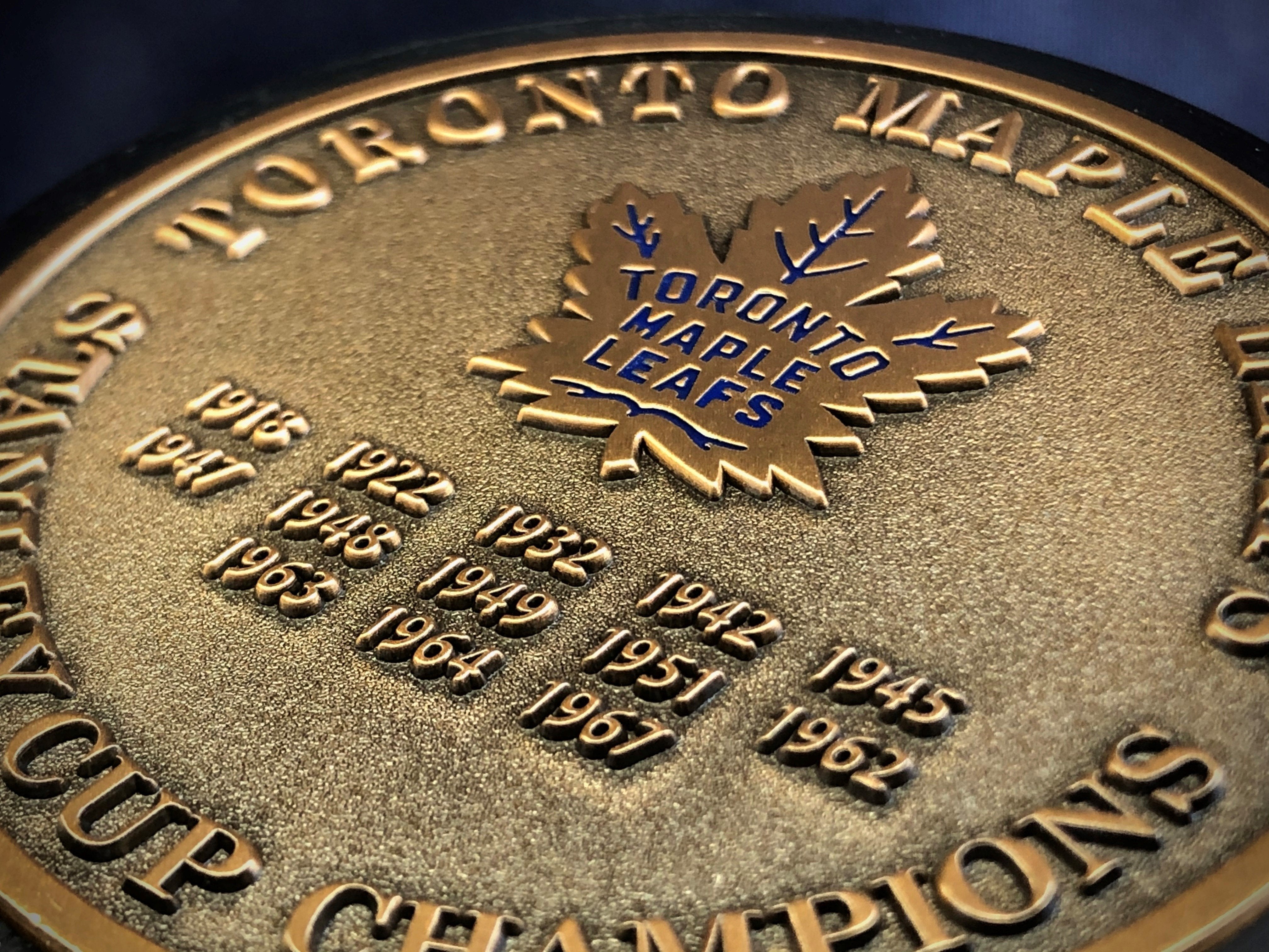 Toronto Maple Leafs Puck | Stanley Cup Years Gold Medallion、mySite、neckold