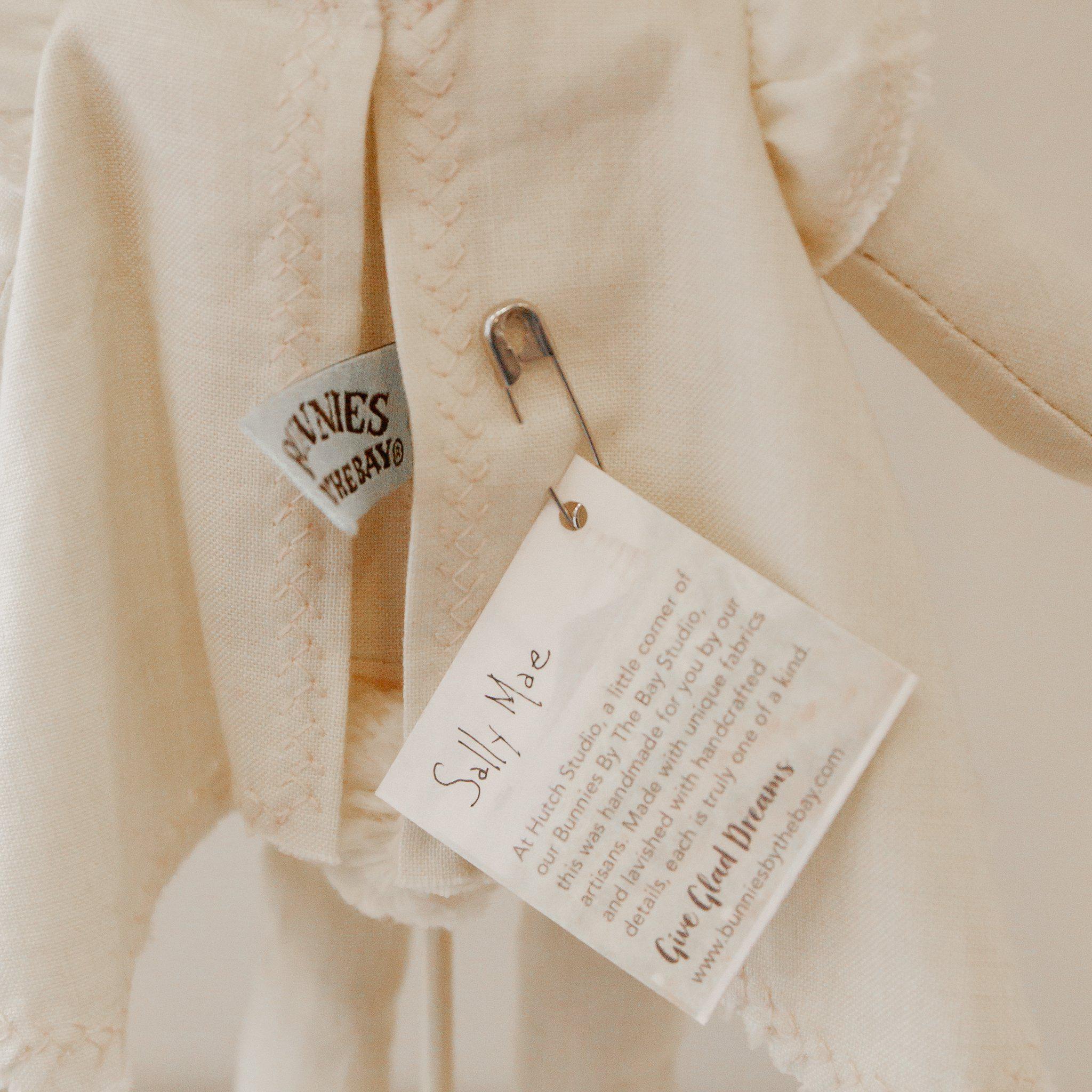 RETIRED - Hutch Studio - Sallie Annie 1 - One of a Kind Bunny、mySite、g9winljtr