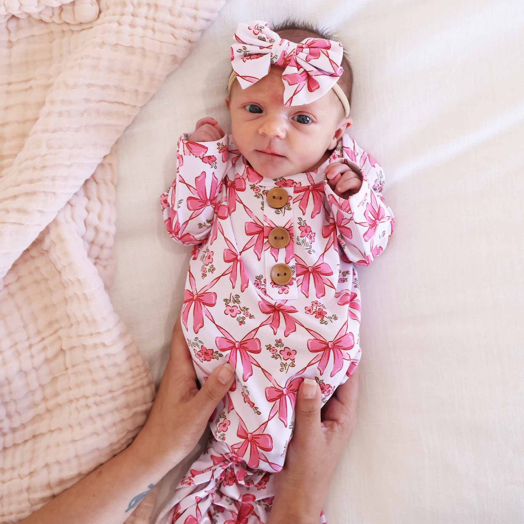  Bow Besties Newborn Baby Knot Gown & Hat Set、mySite、layawaytickets