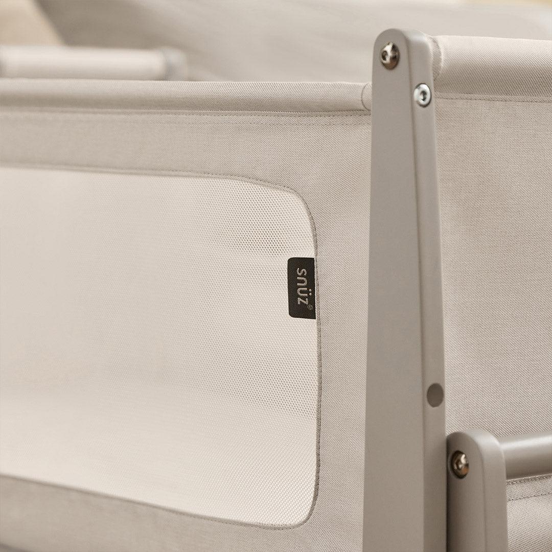  SnuzPod 5 Bedside Crib - Pebble、mySite、merchandisen